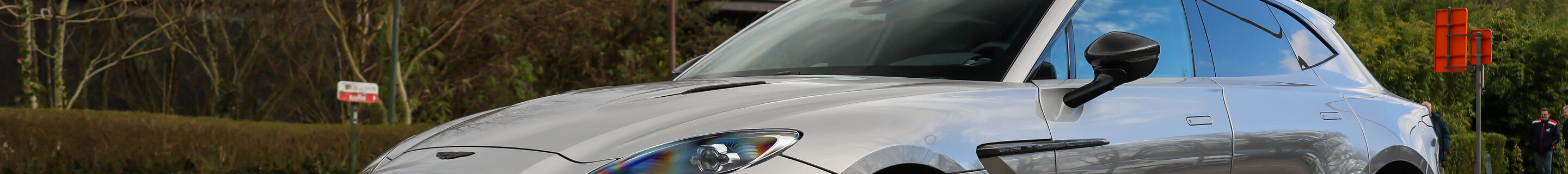 Aston Martin DBX707