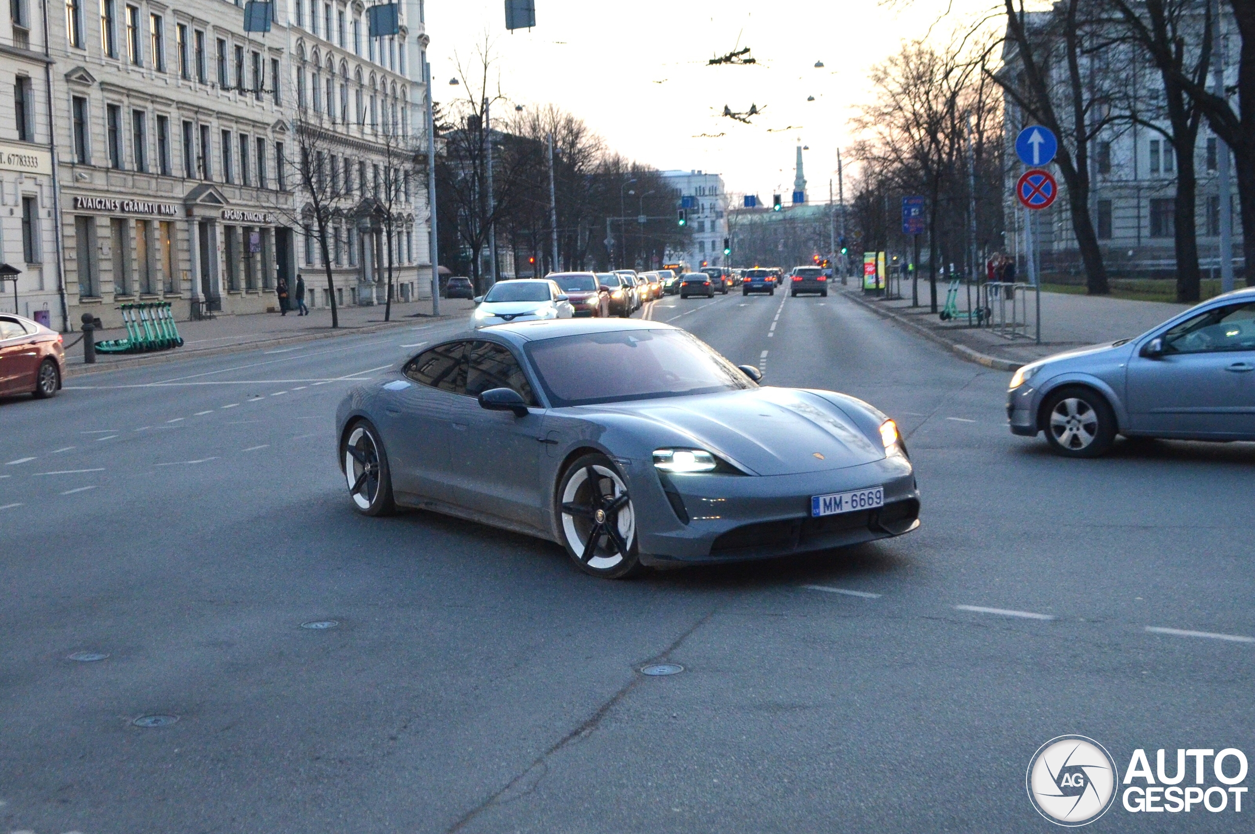 Porsche Taycan Turbo