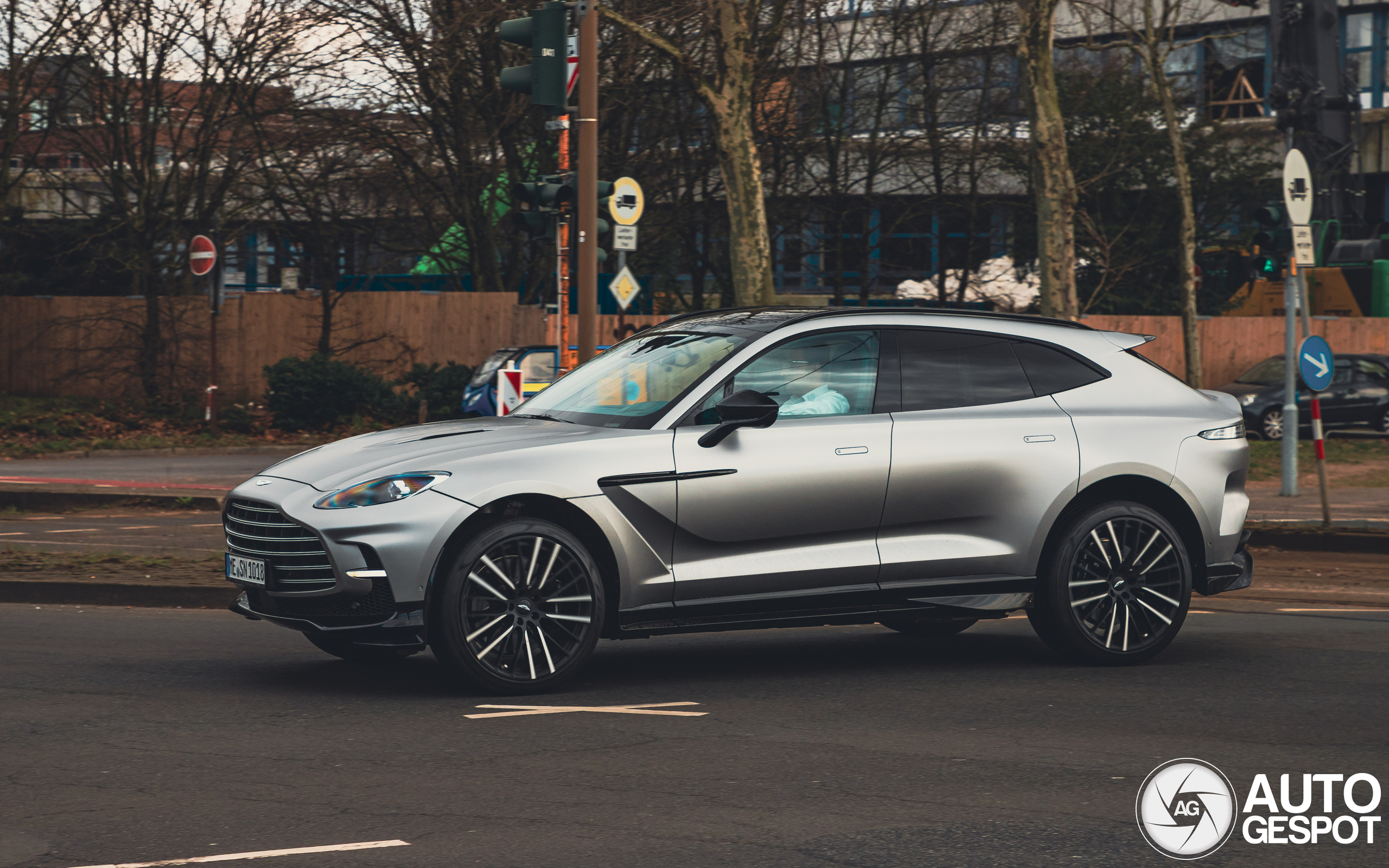Aston Martin DBX707