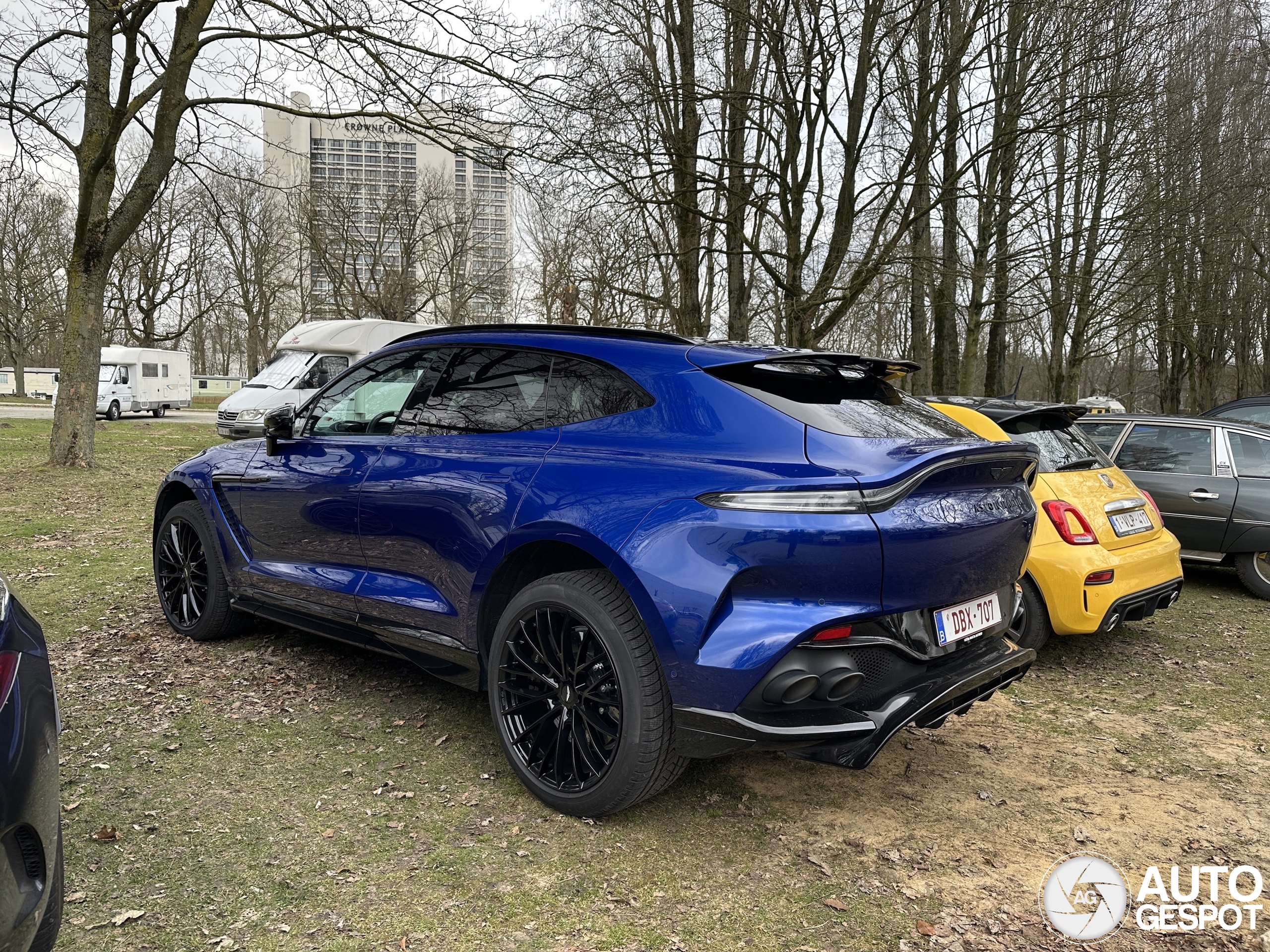 Aston Martin DBX707