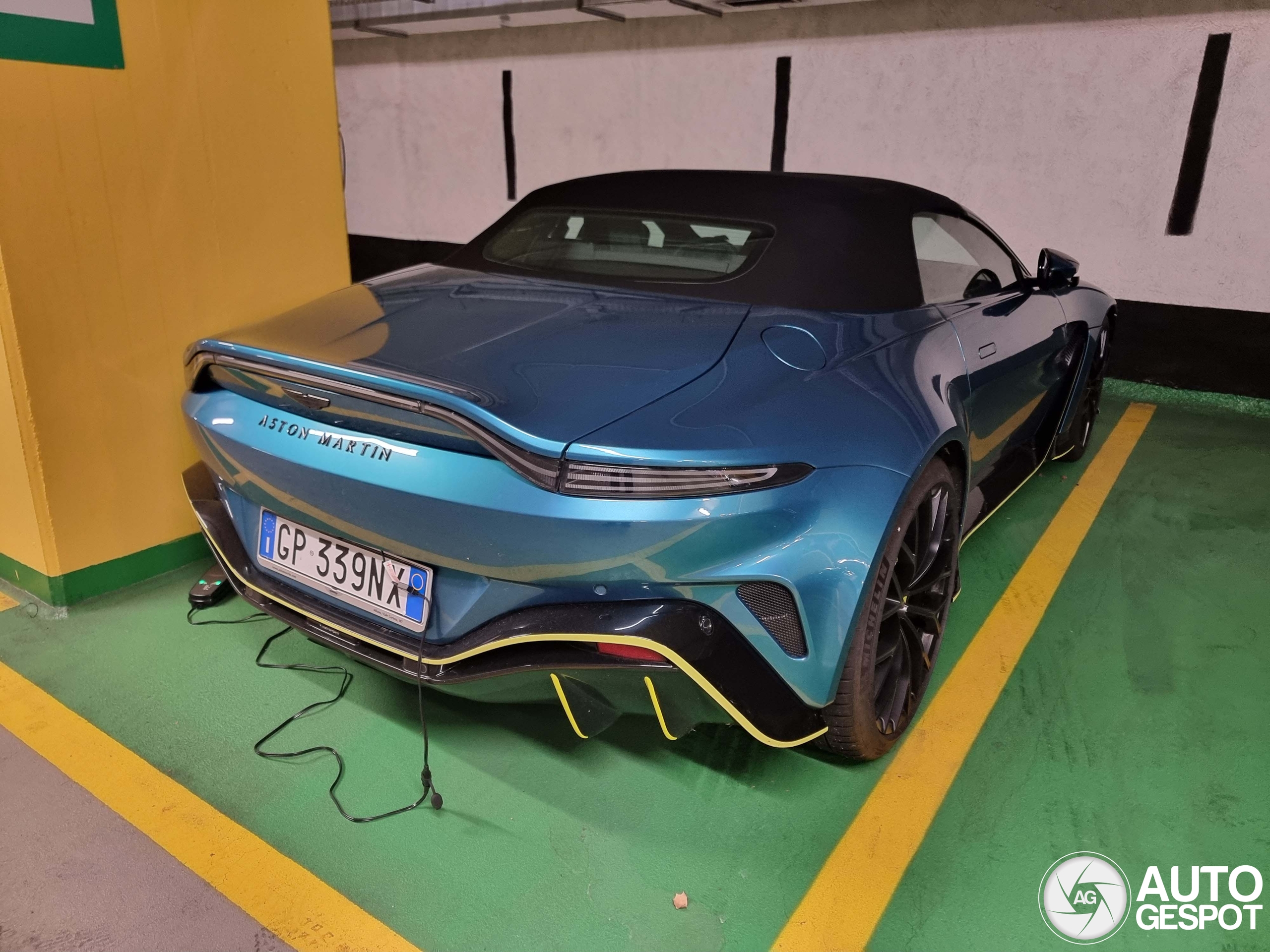 Aston Martin V12 Vantage Roadster 2023