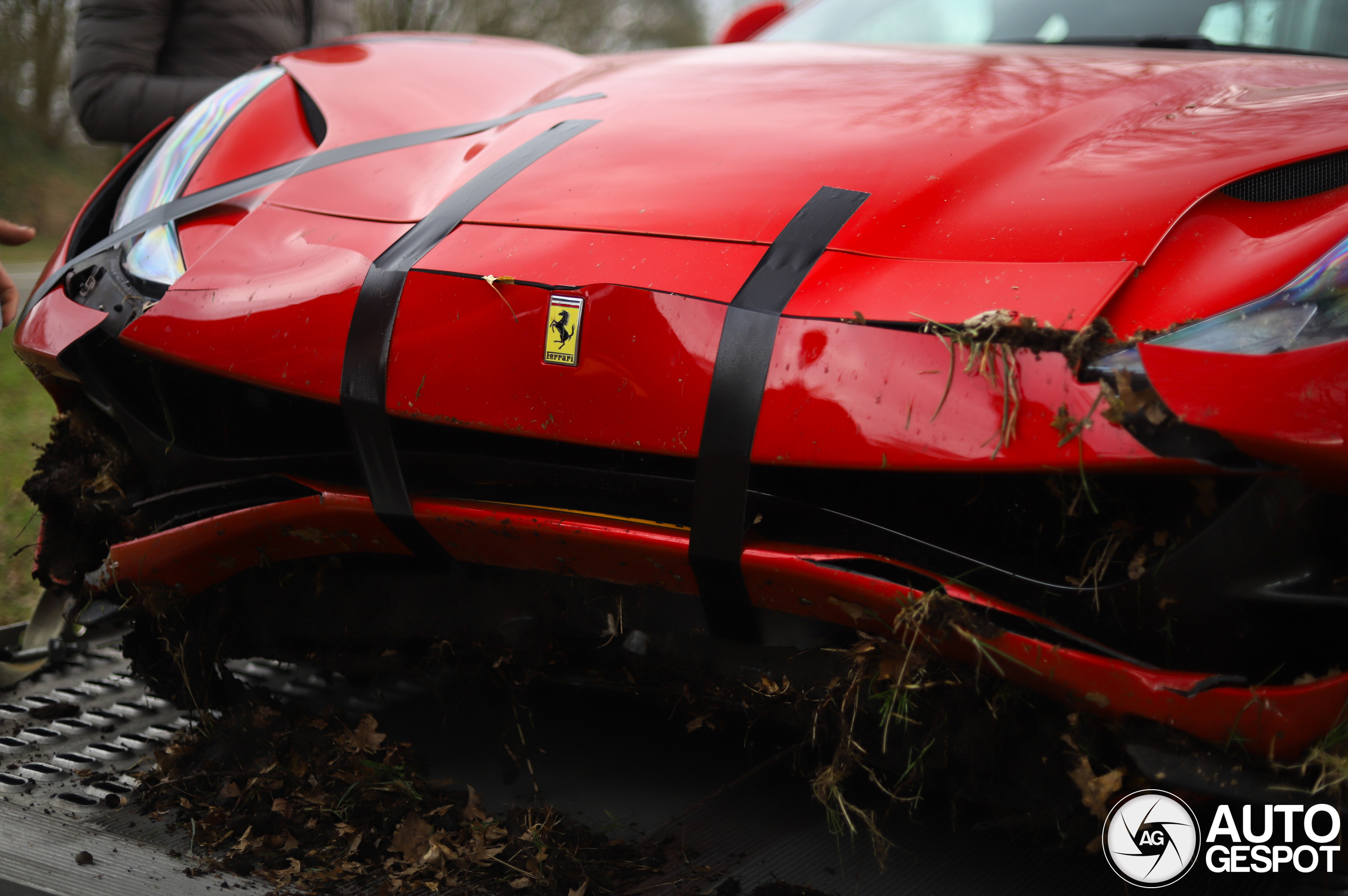 Još jedan zagrizao prašinu: Ferrari 812 Superfast završio u jarku