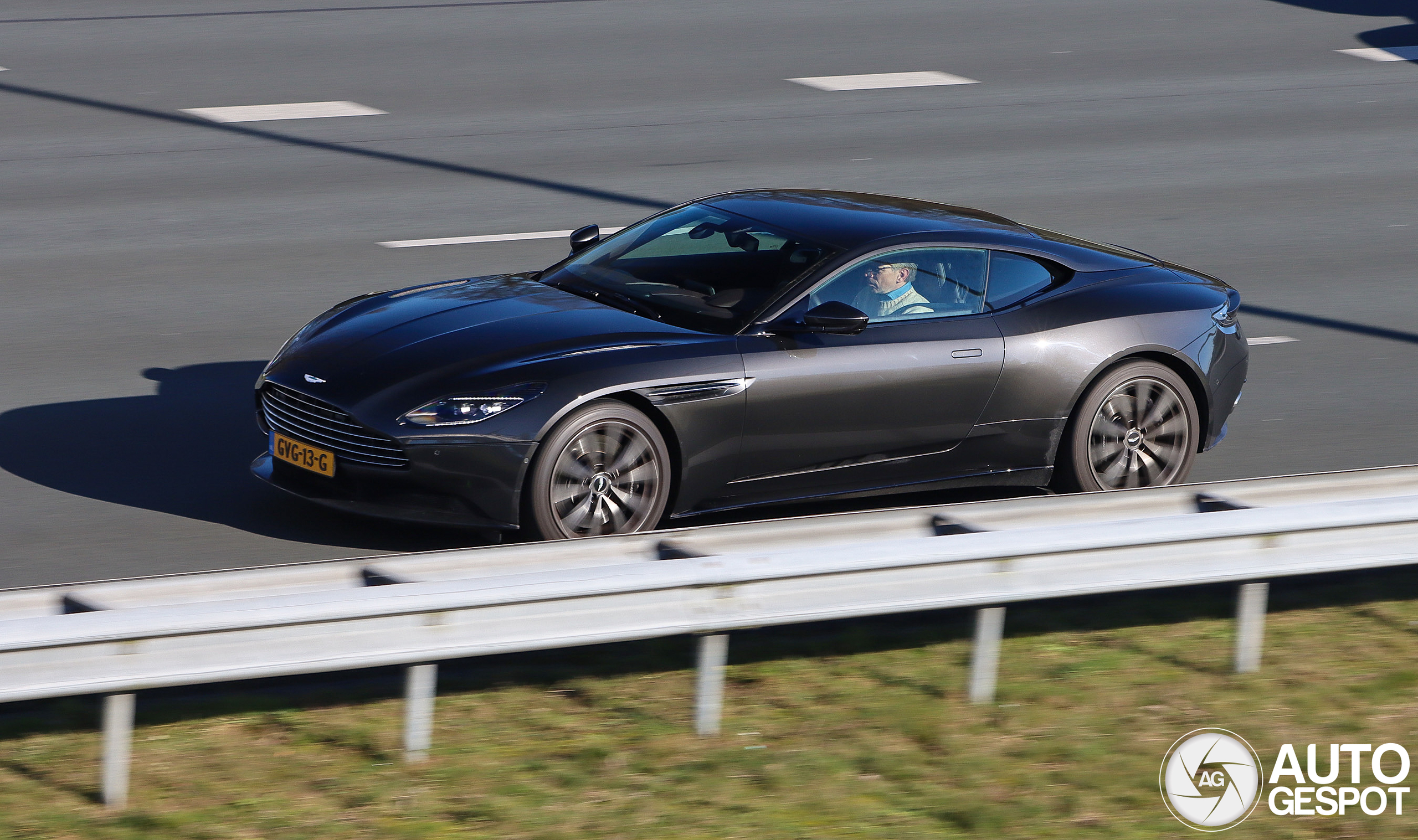 Aston Martin DB11 V8
