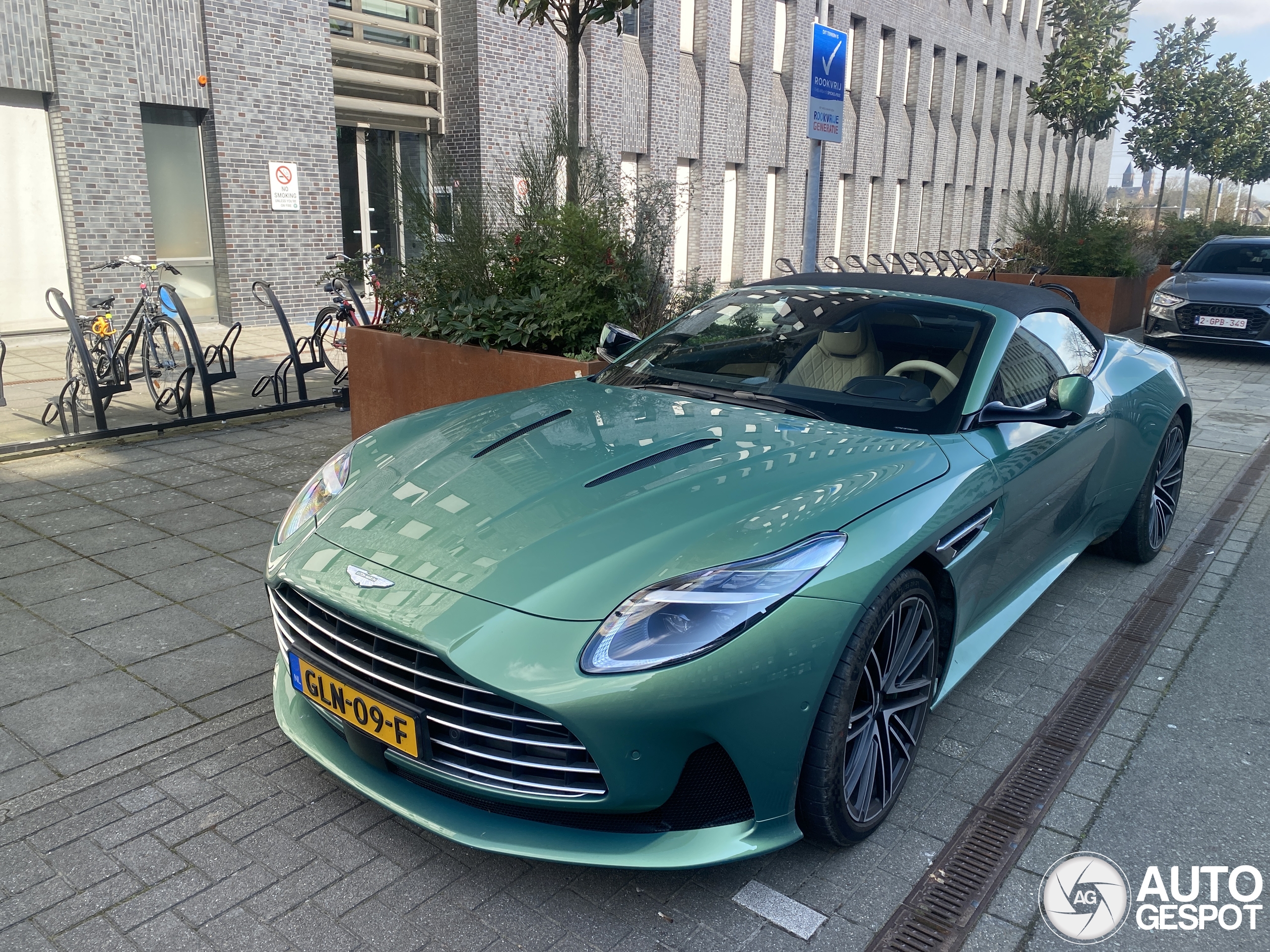 Aston Martin DB12 Volante