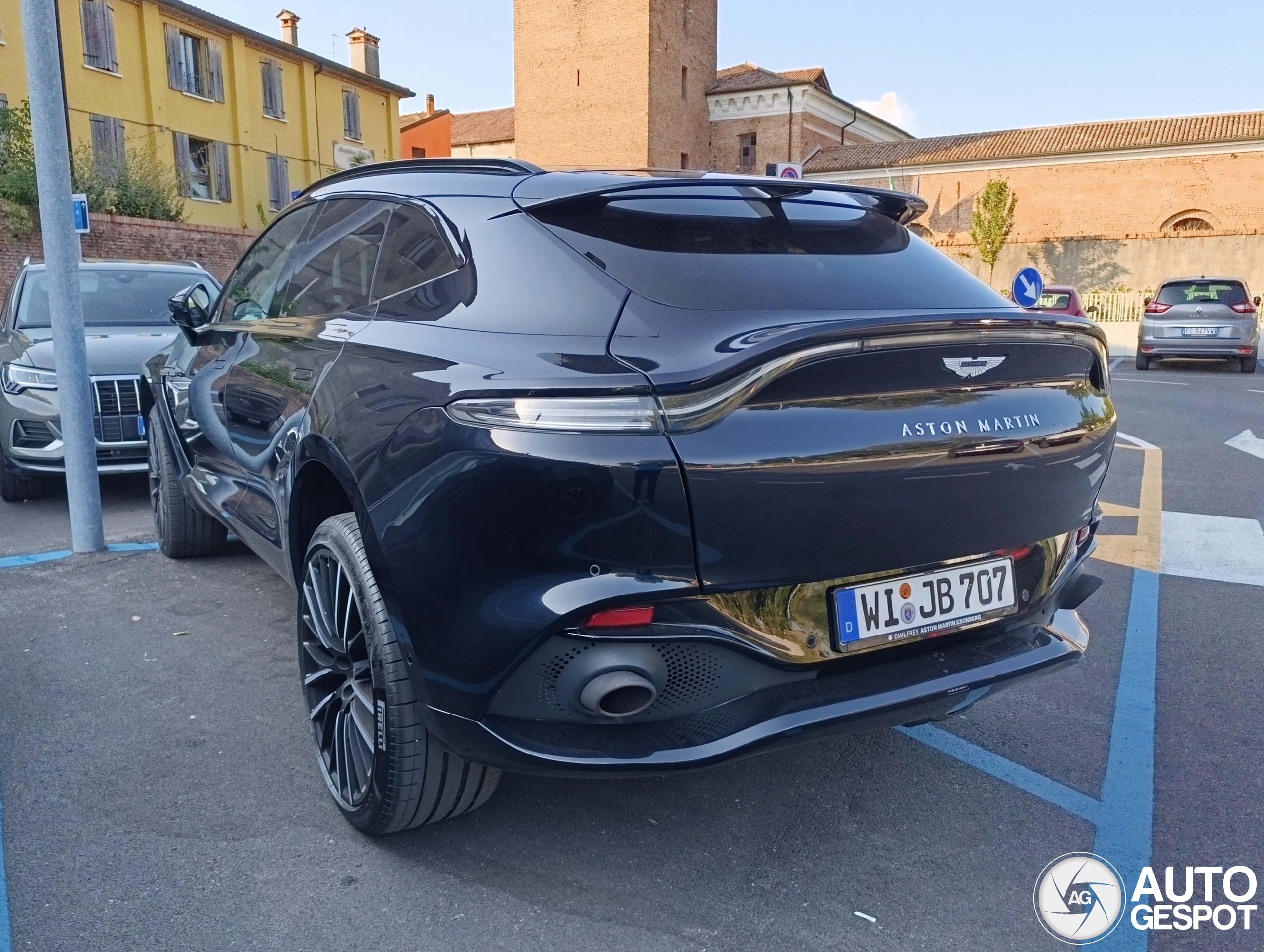 Aston Martin DBX