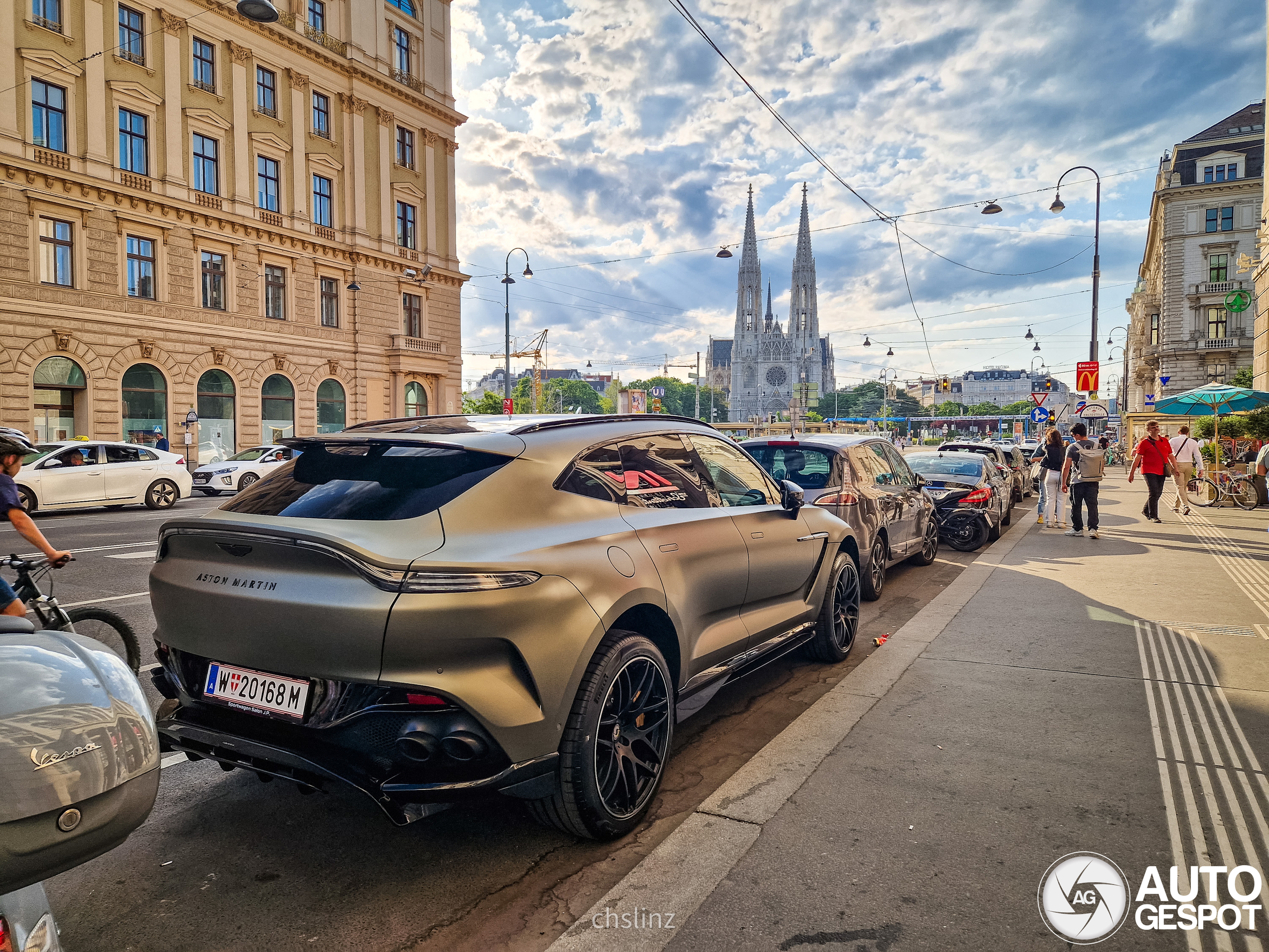 Aston Martin DBX707