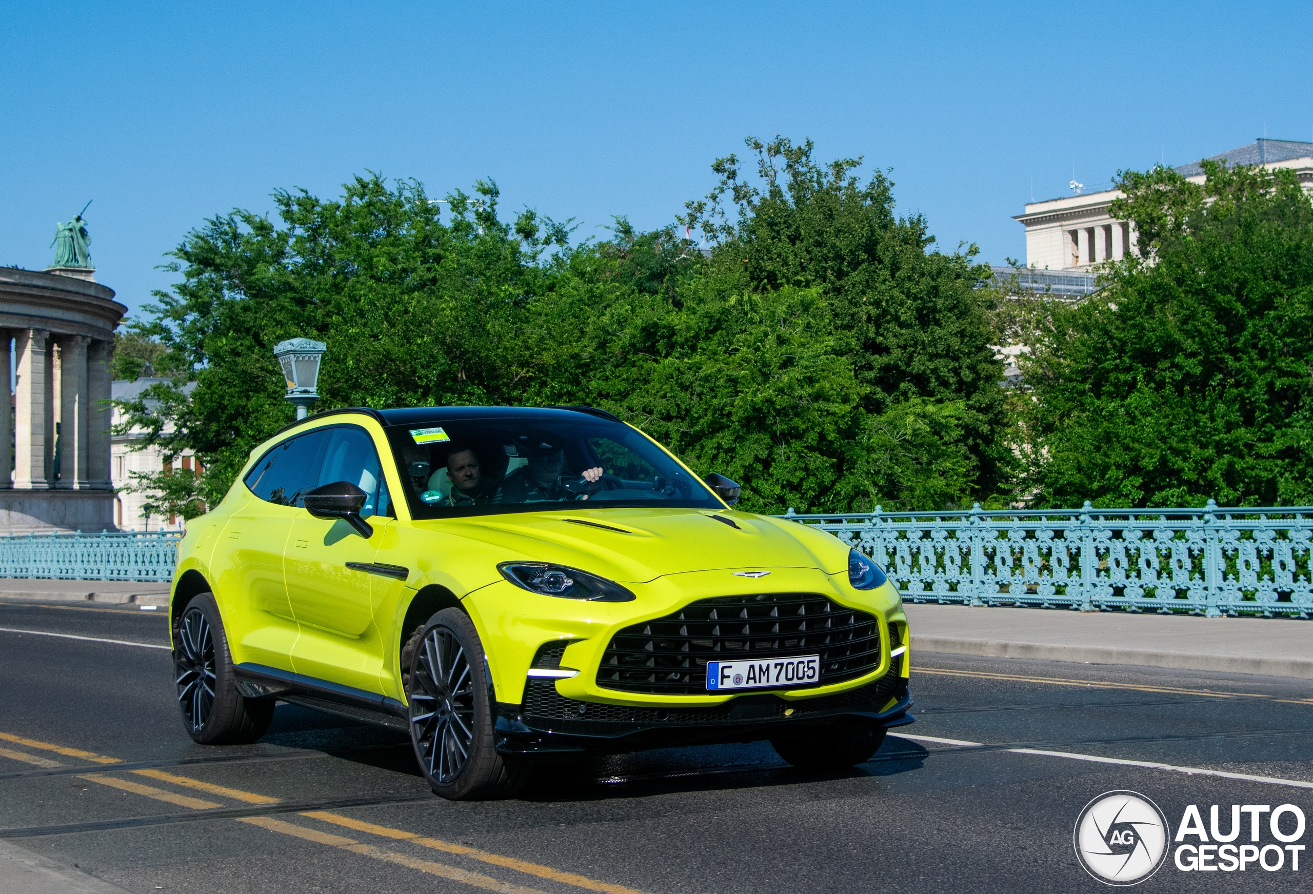 Aston Martin DBX707