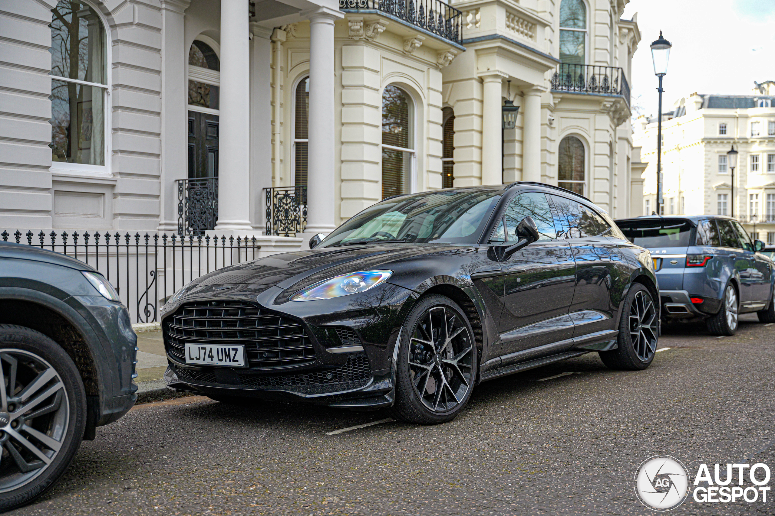 Aston Martin DBX707