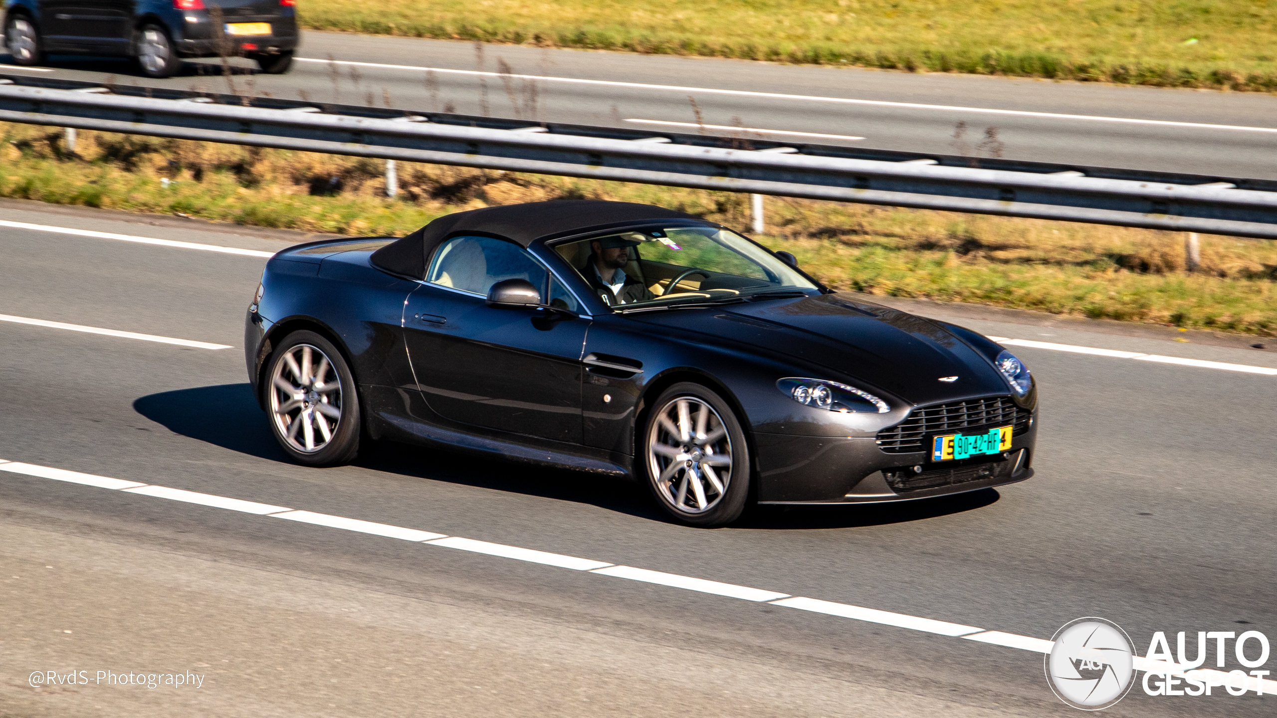 Aston Martin V8 Vantage Roadster 2012