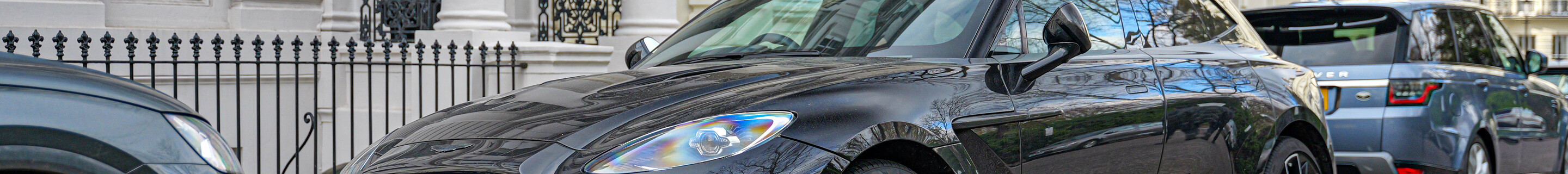 Aston Martin DBX707