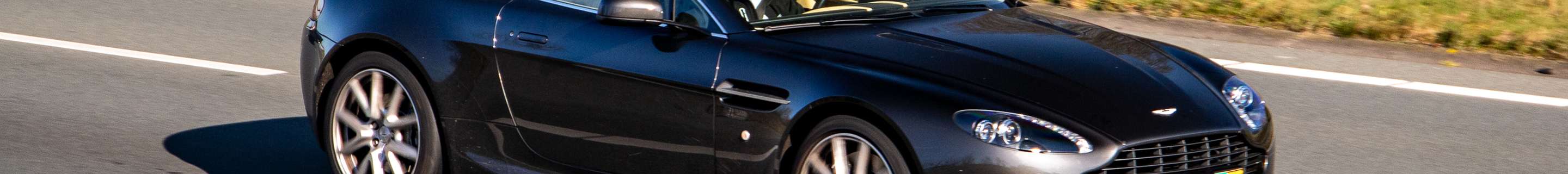 Aston Martin V8 Vantage Roadster 2012