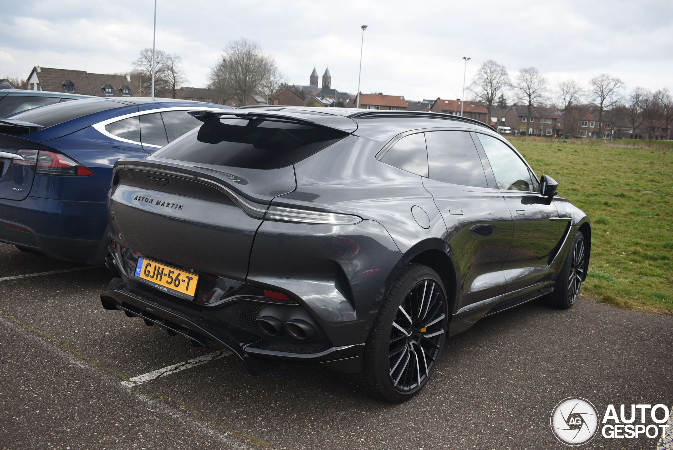 Aston Martin DBX707