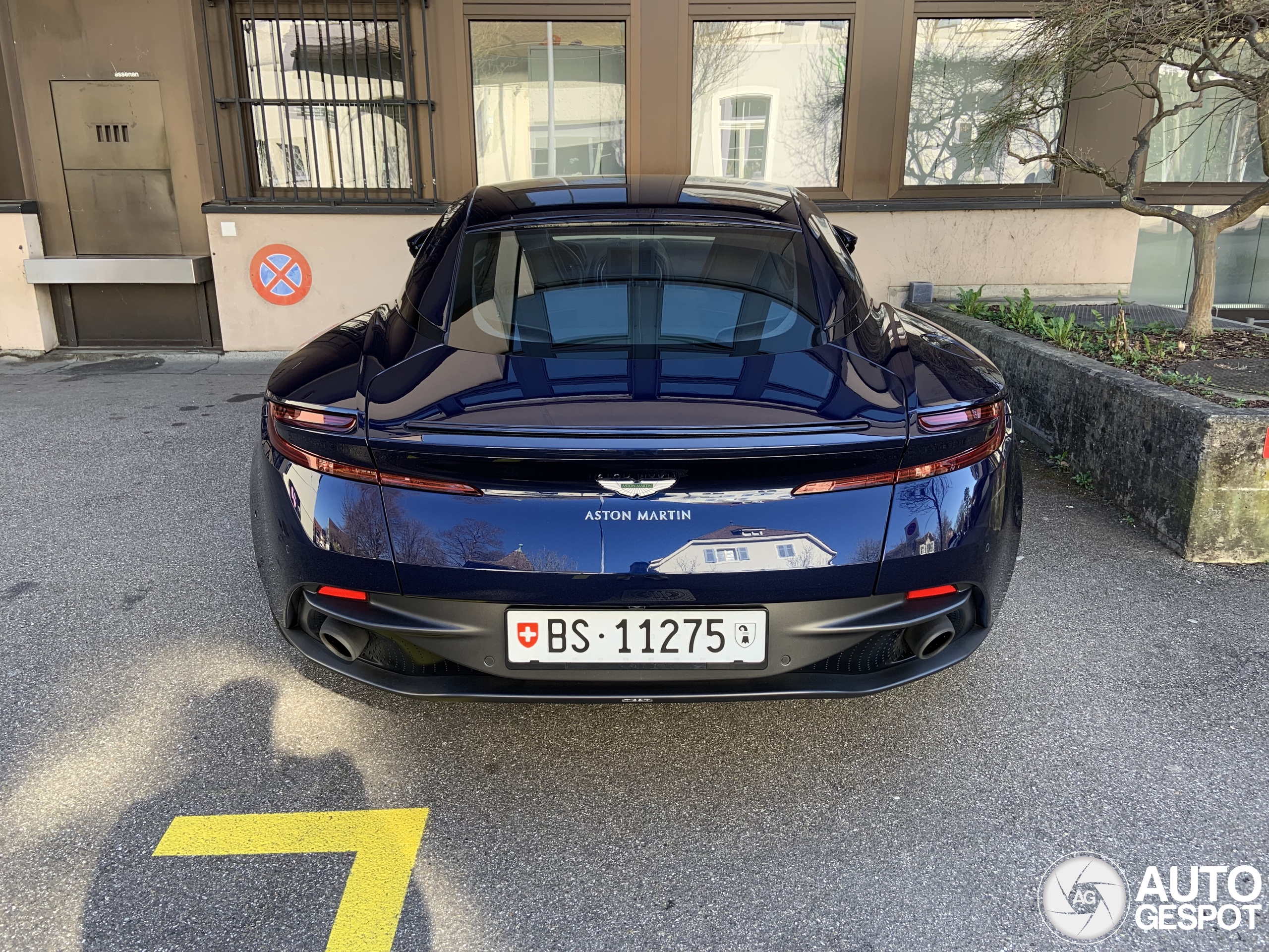 Aston Martin DB11 V8