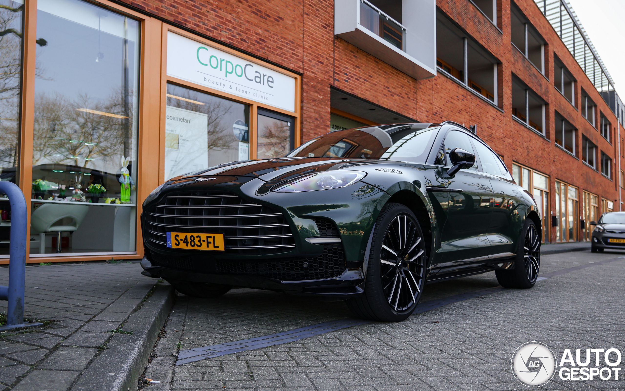 Aston Martin DBX707
