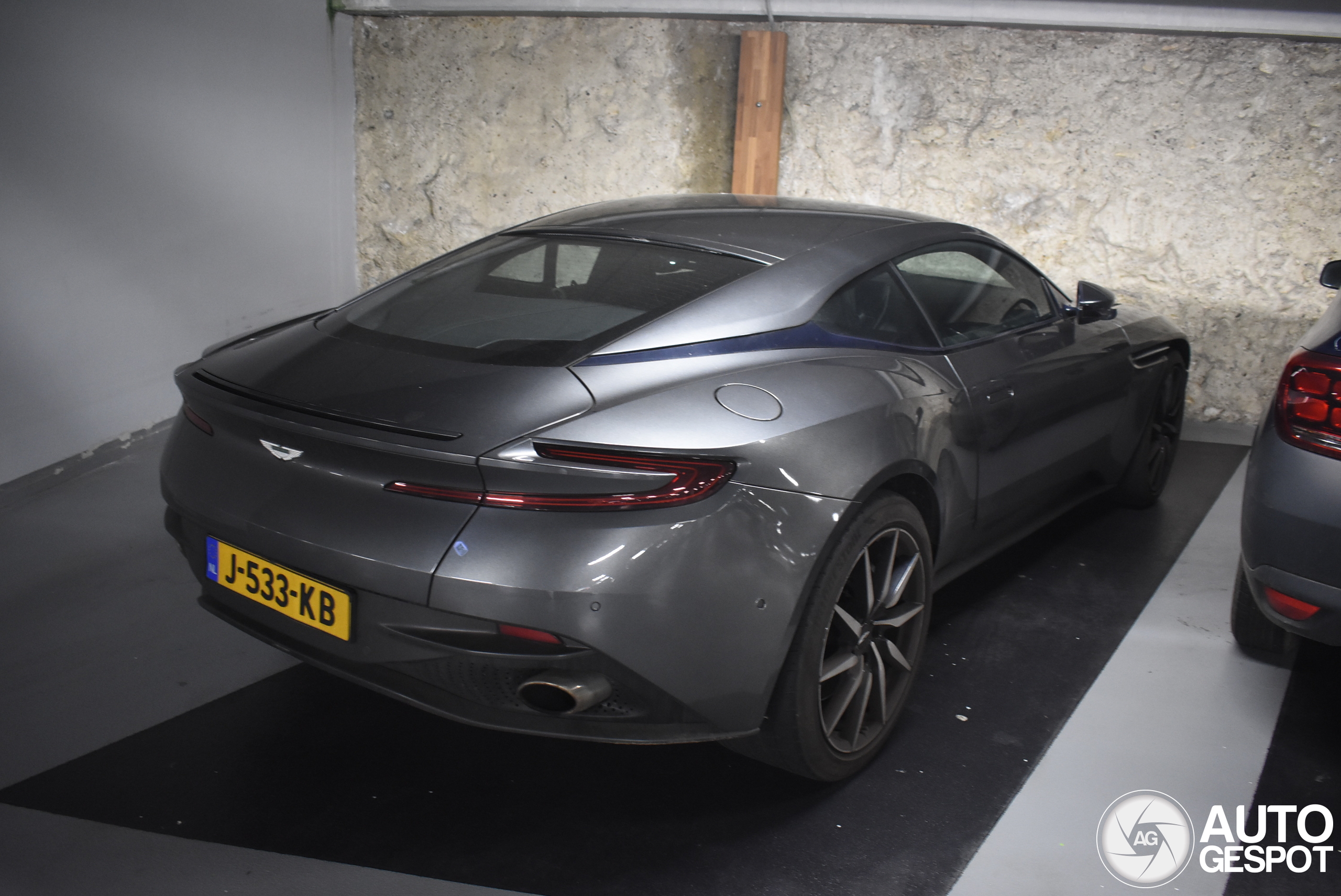 Aston Martin DB11