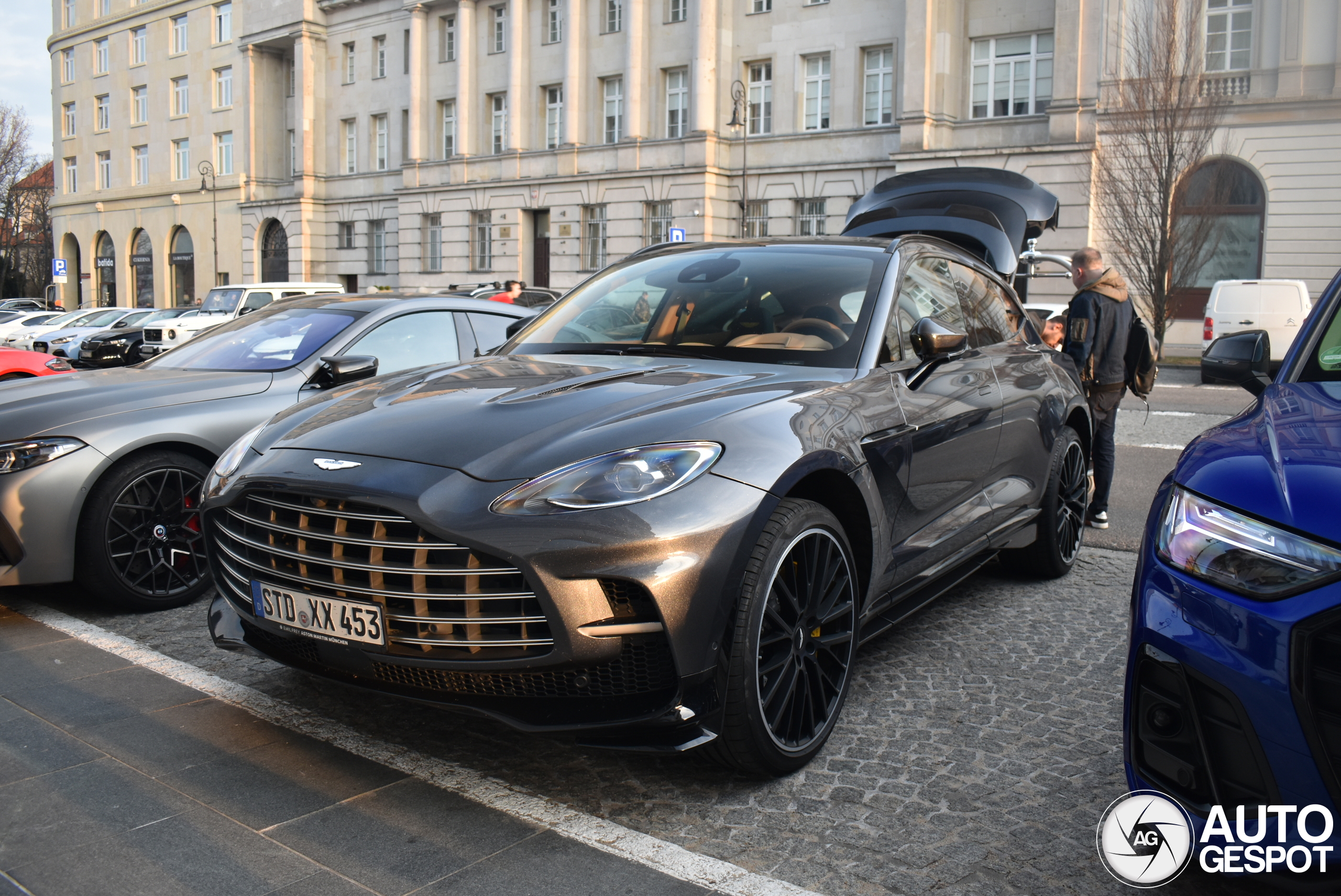 Aston Martin DBX707