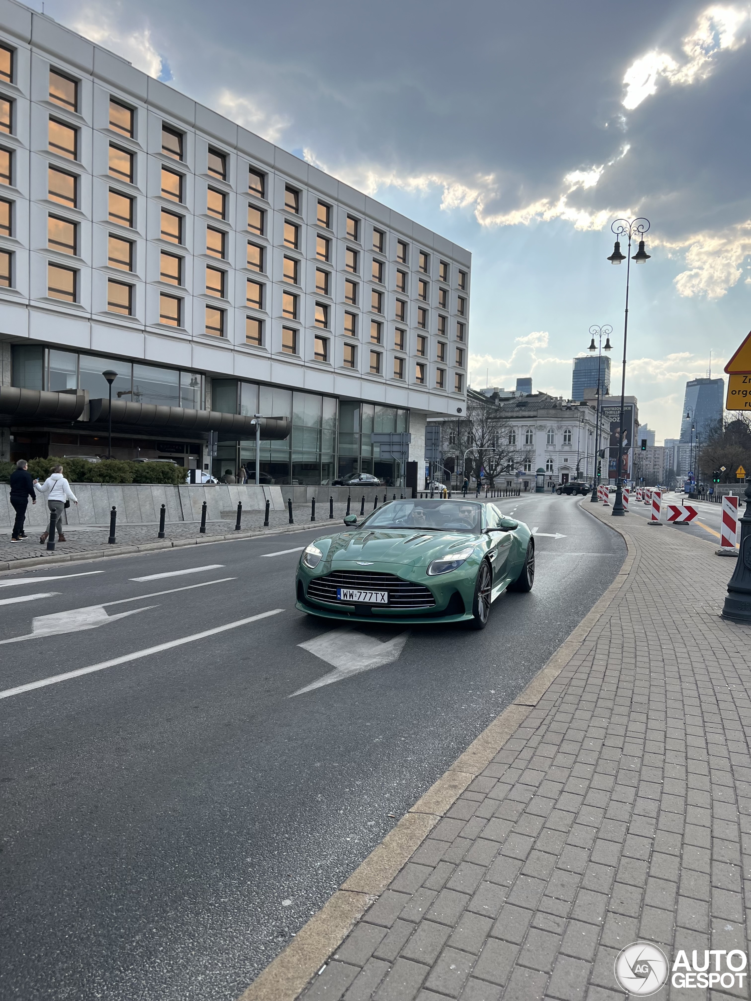 Aston Martin DB12 Volante