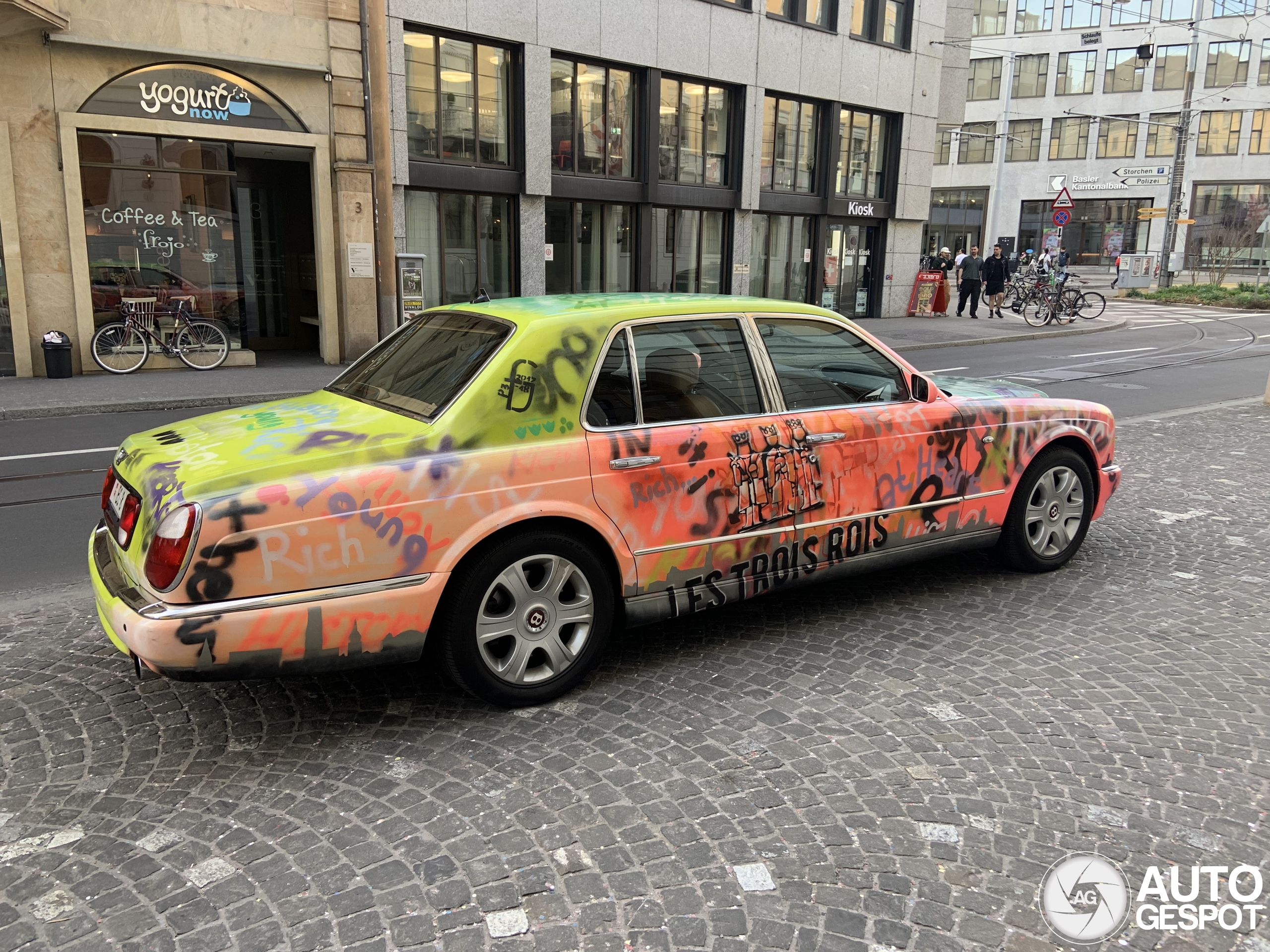 Graffiti-covered Bentley Arnage R spotted in Basel - A bold statement!