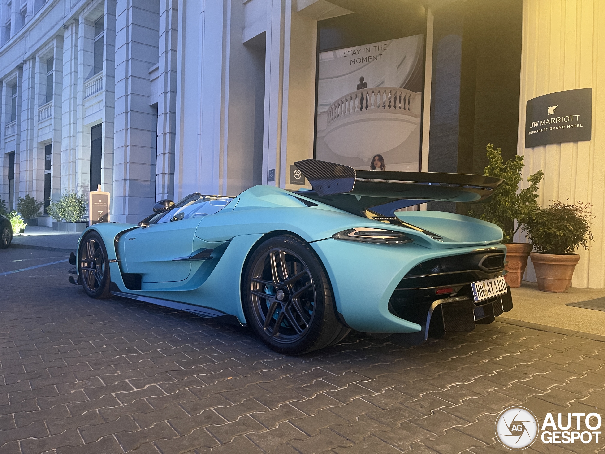 Gespot in Boekarest: Koenigsegg Jesko Attack van Andrew Tate