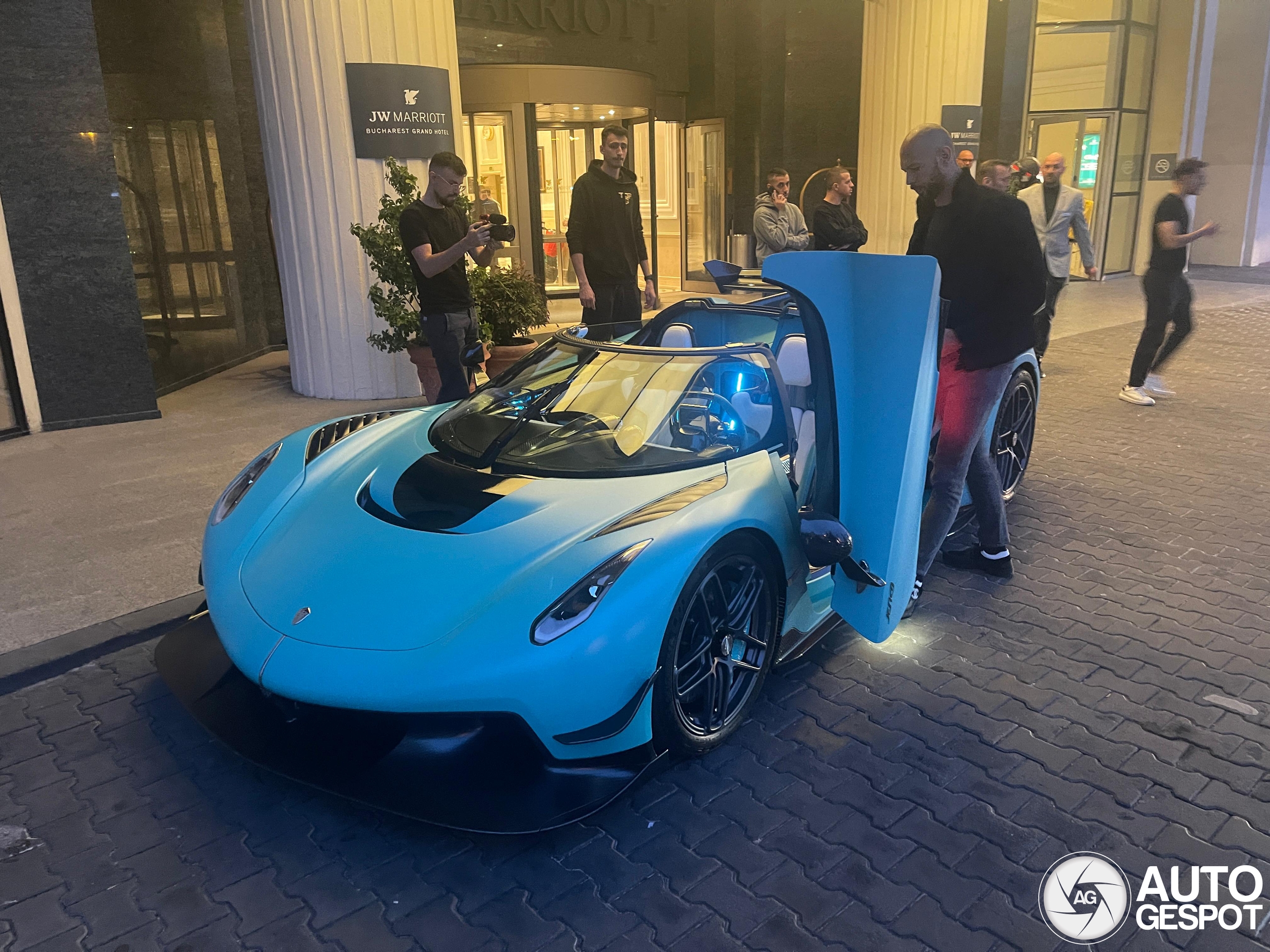 Gespot in Boekarest: Koenigsegg Jesko Attack van Andrew Tate