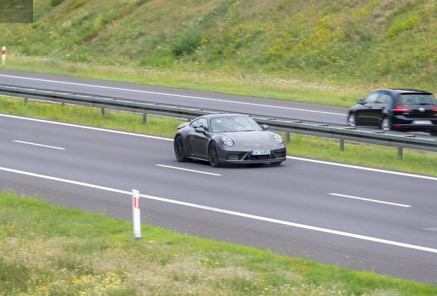 Porsche 992 Carrera 4 GTS