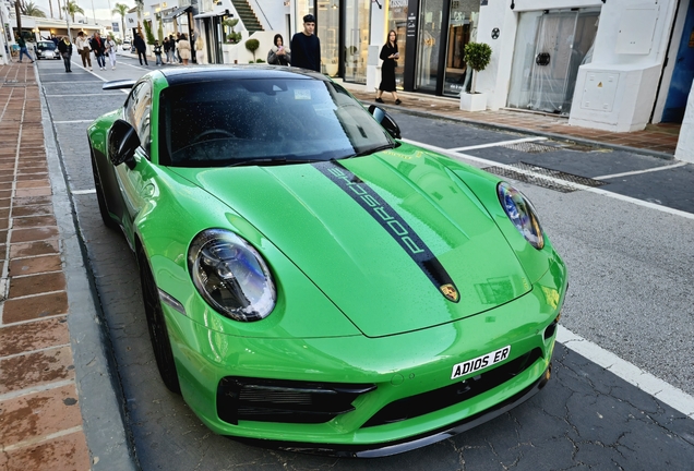 Porsche 992 Carrera 4 GTS