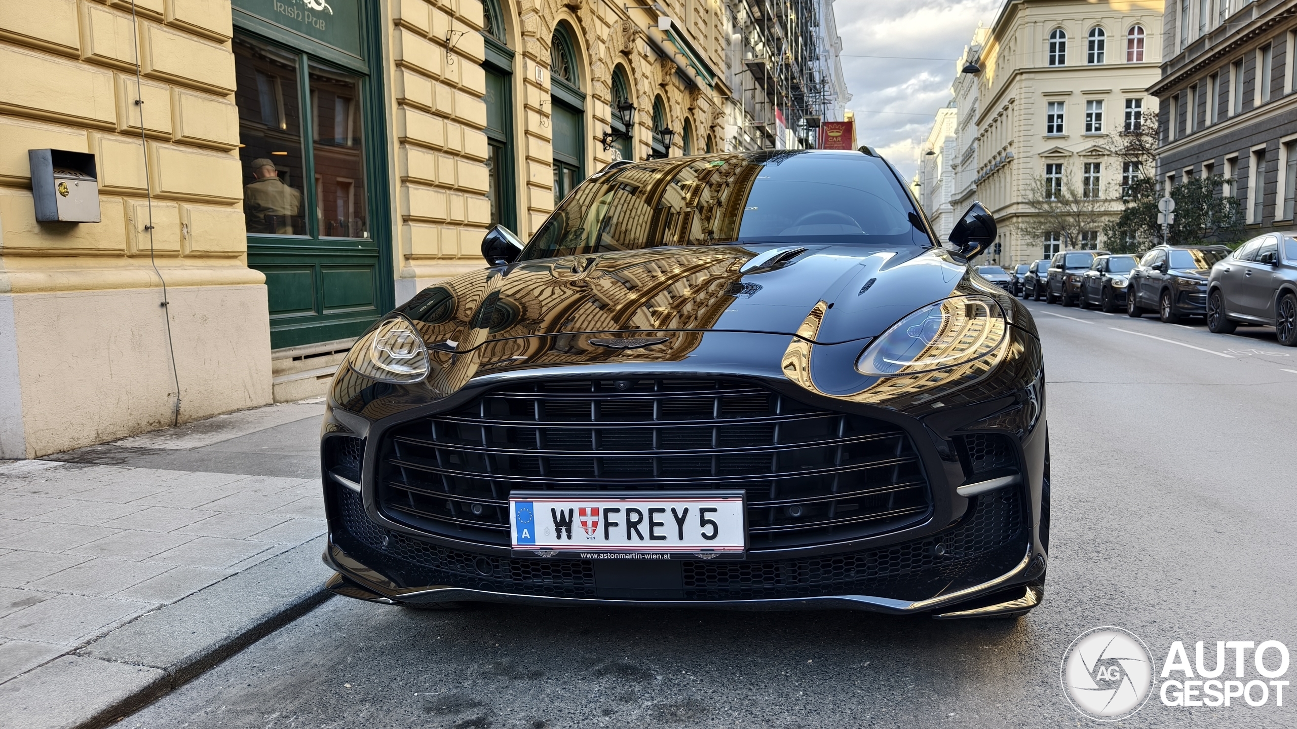 Aston Martin DBX707