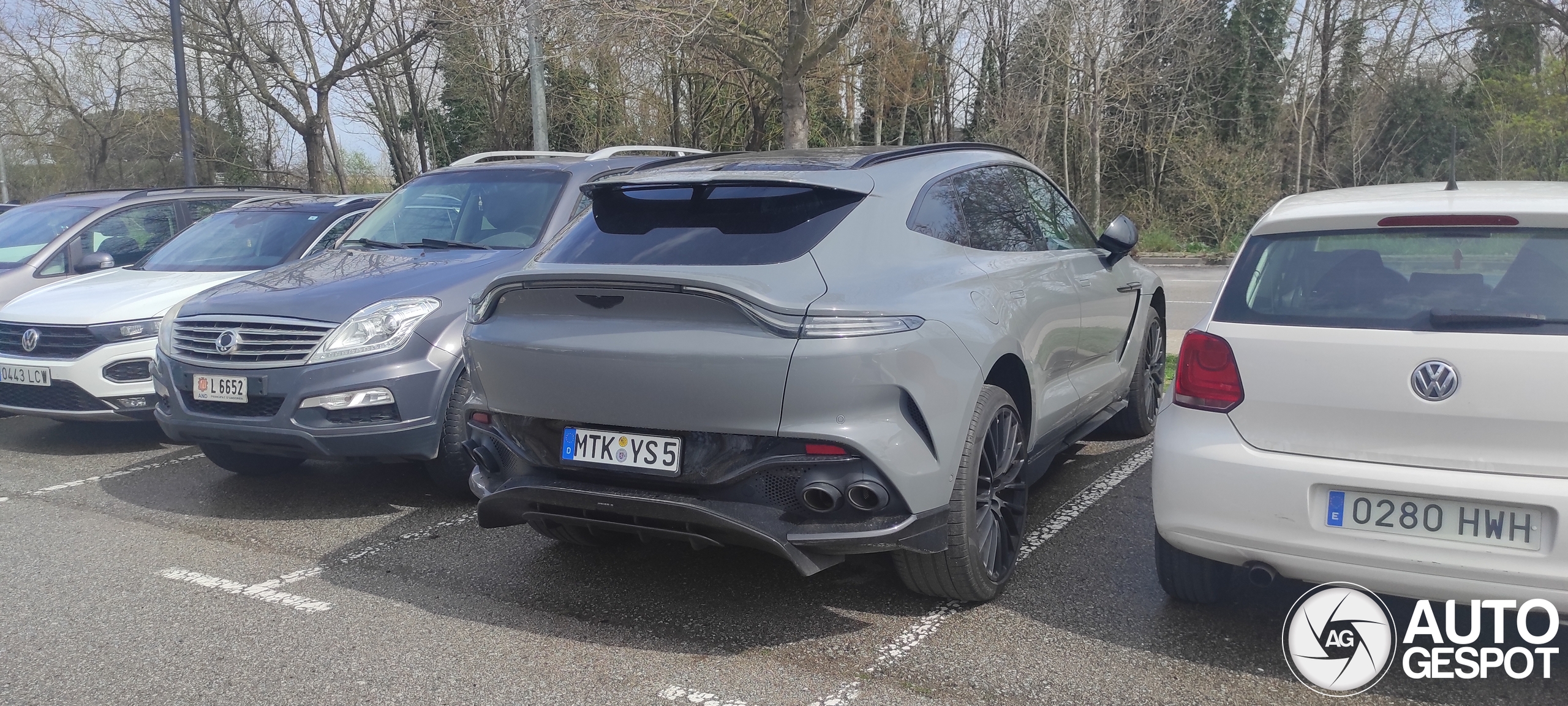 Aston Martin DBX707
