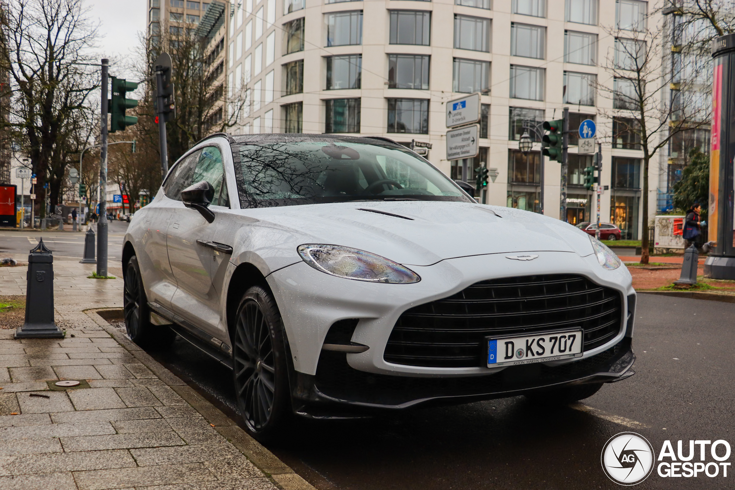 Aston Martin DBX707