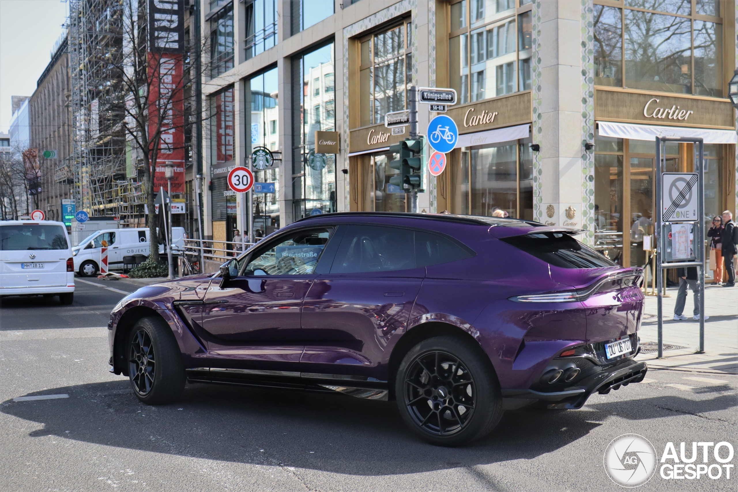 Aston Martin DBX707