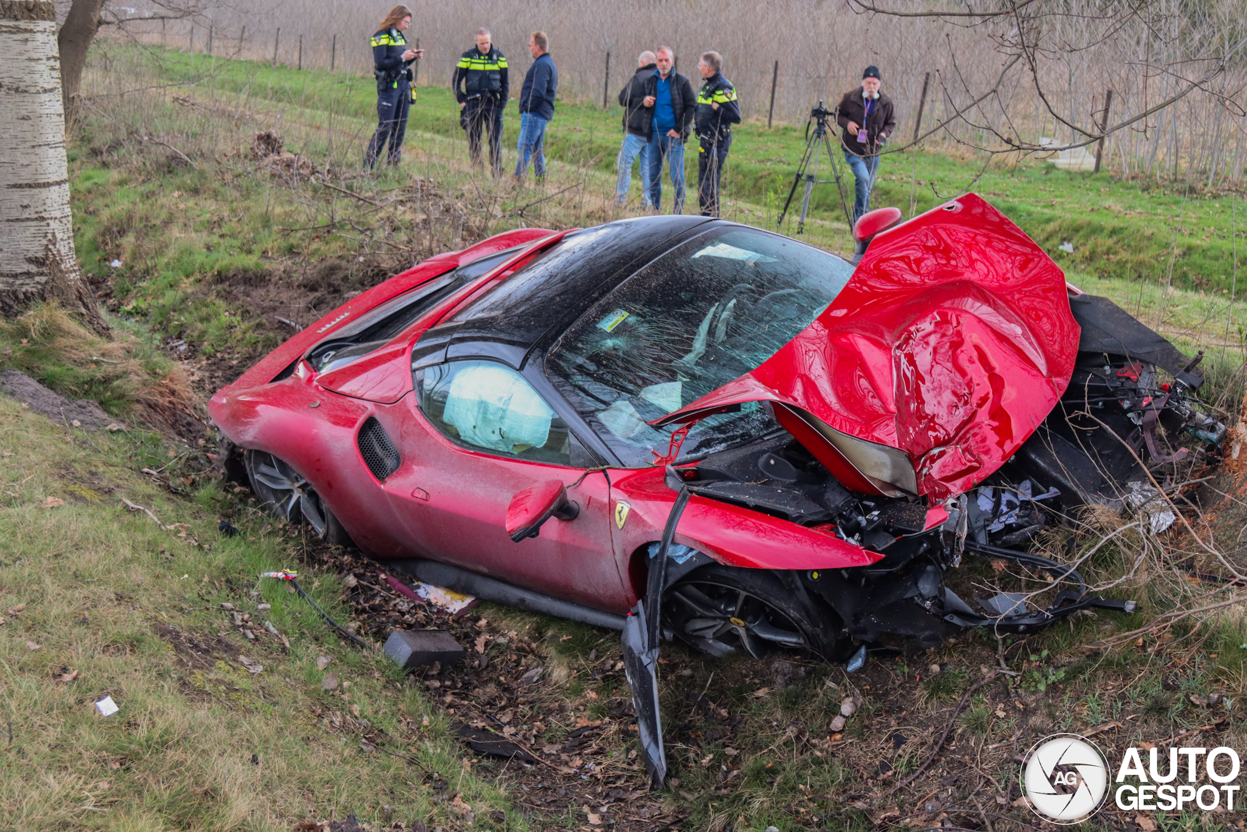 Het is wéér raak met een gecrashte Ferrari, een 296 GTS deze keer