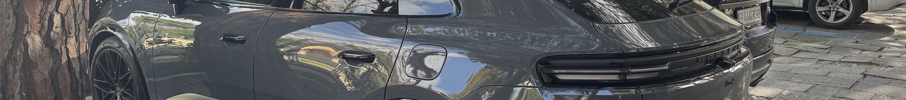 Porsche Macan EV Turbo