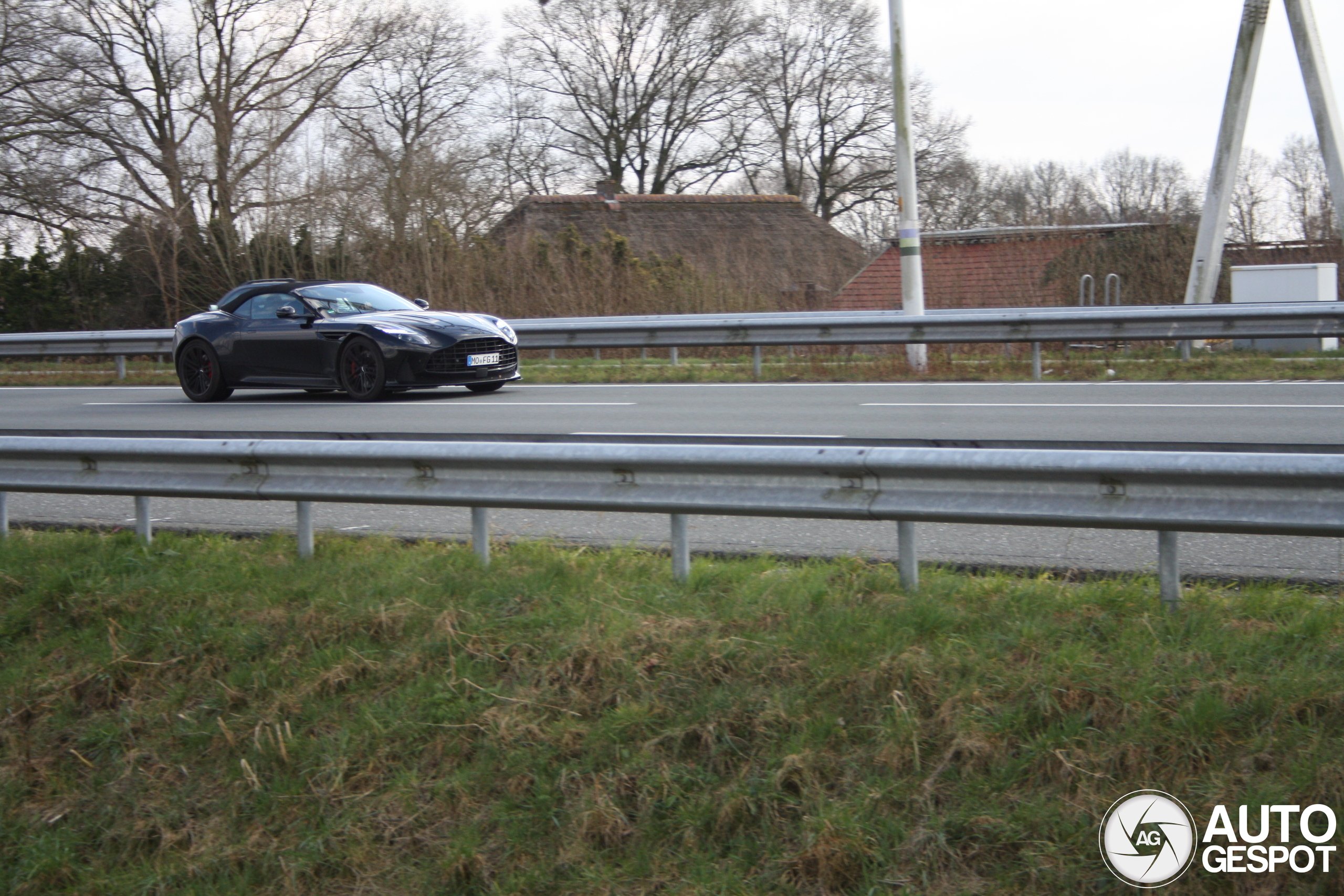 Aston Martin DB12 Volante