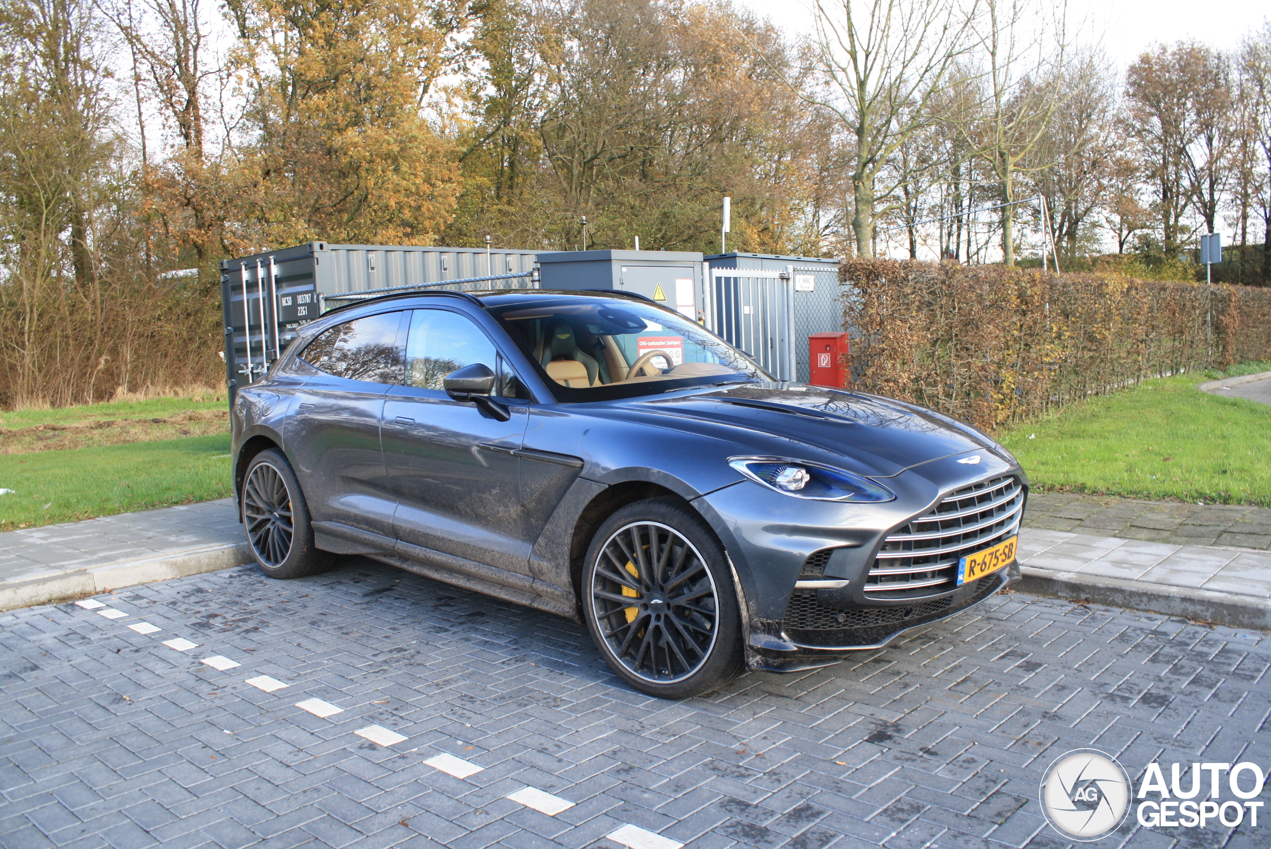 Aston Martin DBX707