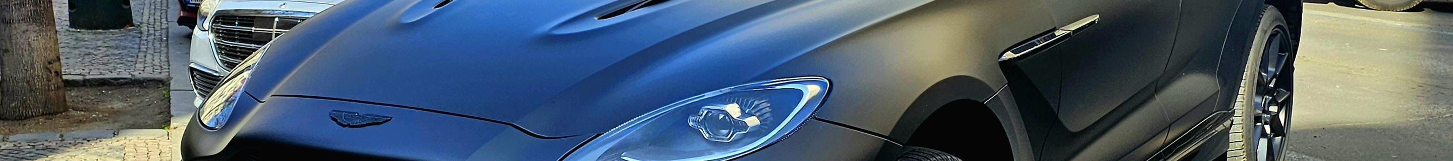 Aston Martin DBX707