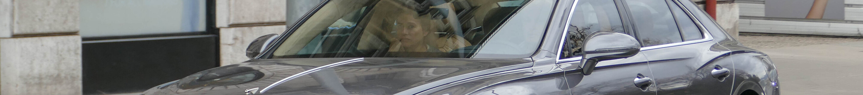 Bentley Flying Spur Hybrid Azure