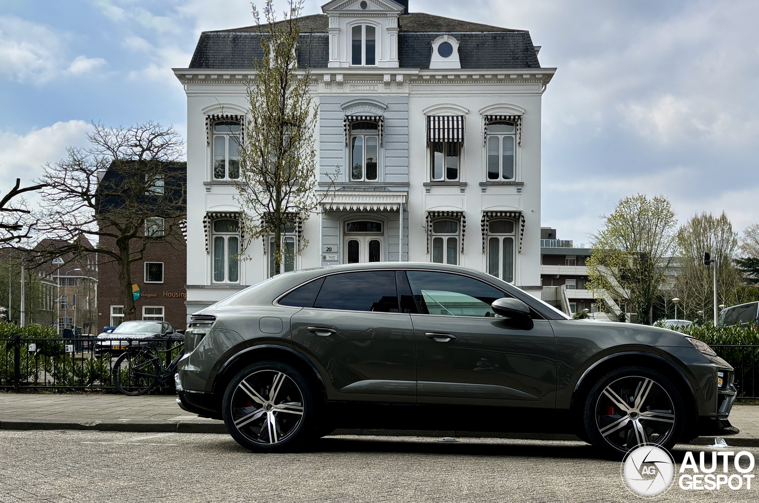 Porsche Macan EV Turbo