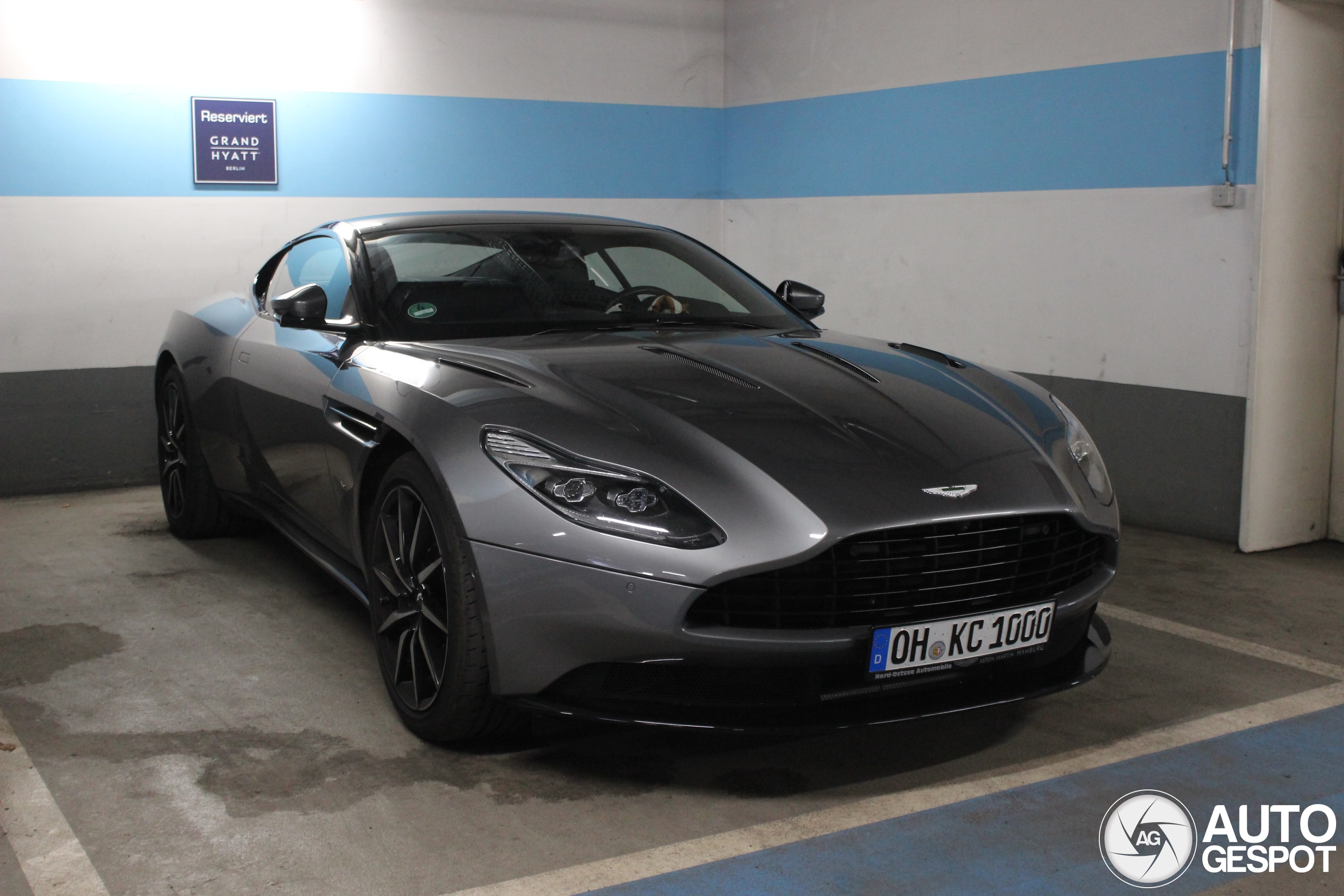 Aston Martin DB11 AMR