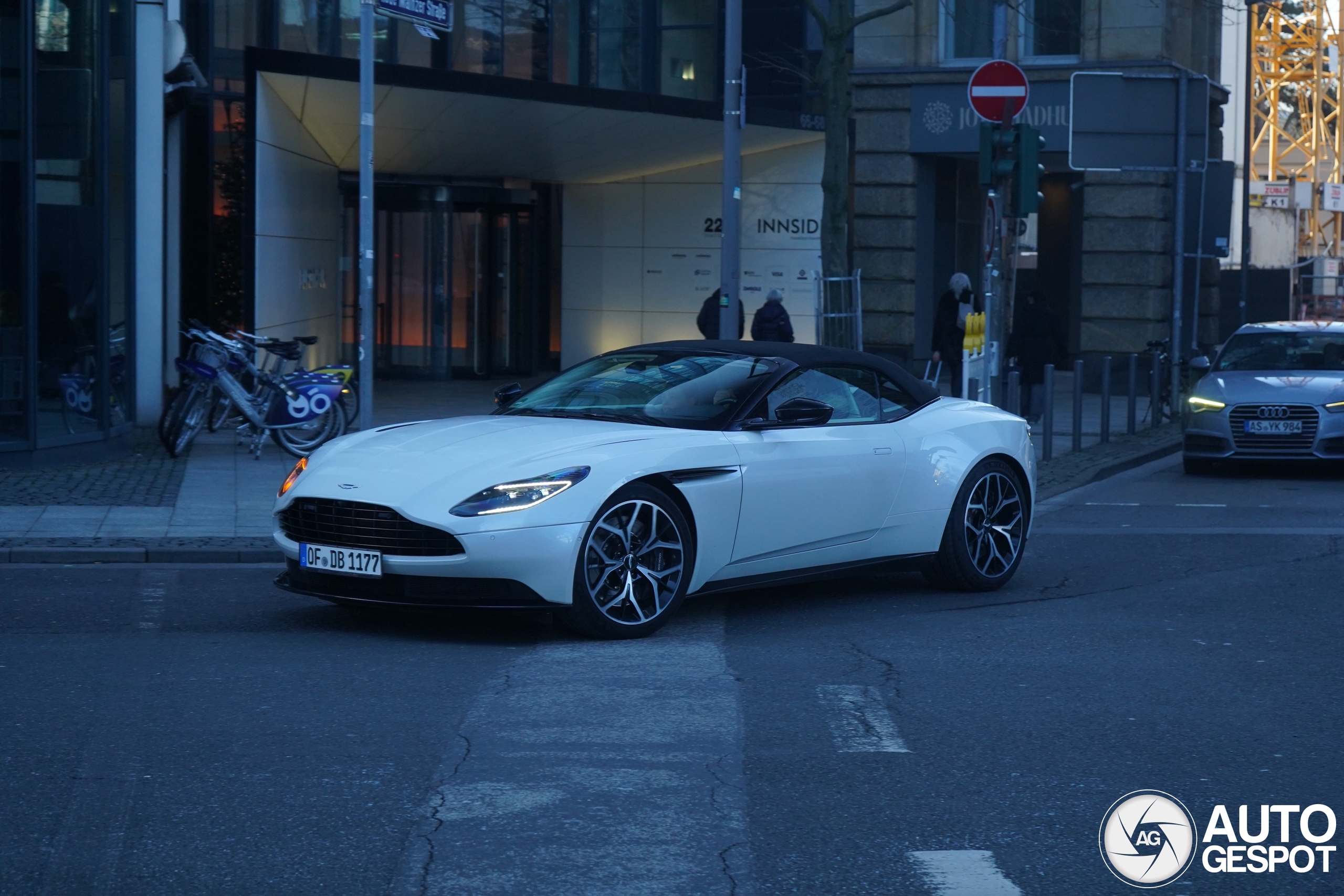 Aston Martin DB11 V8 Volante