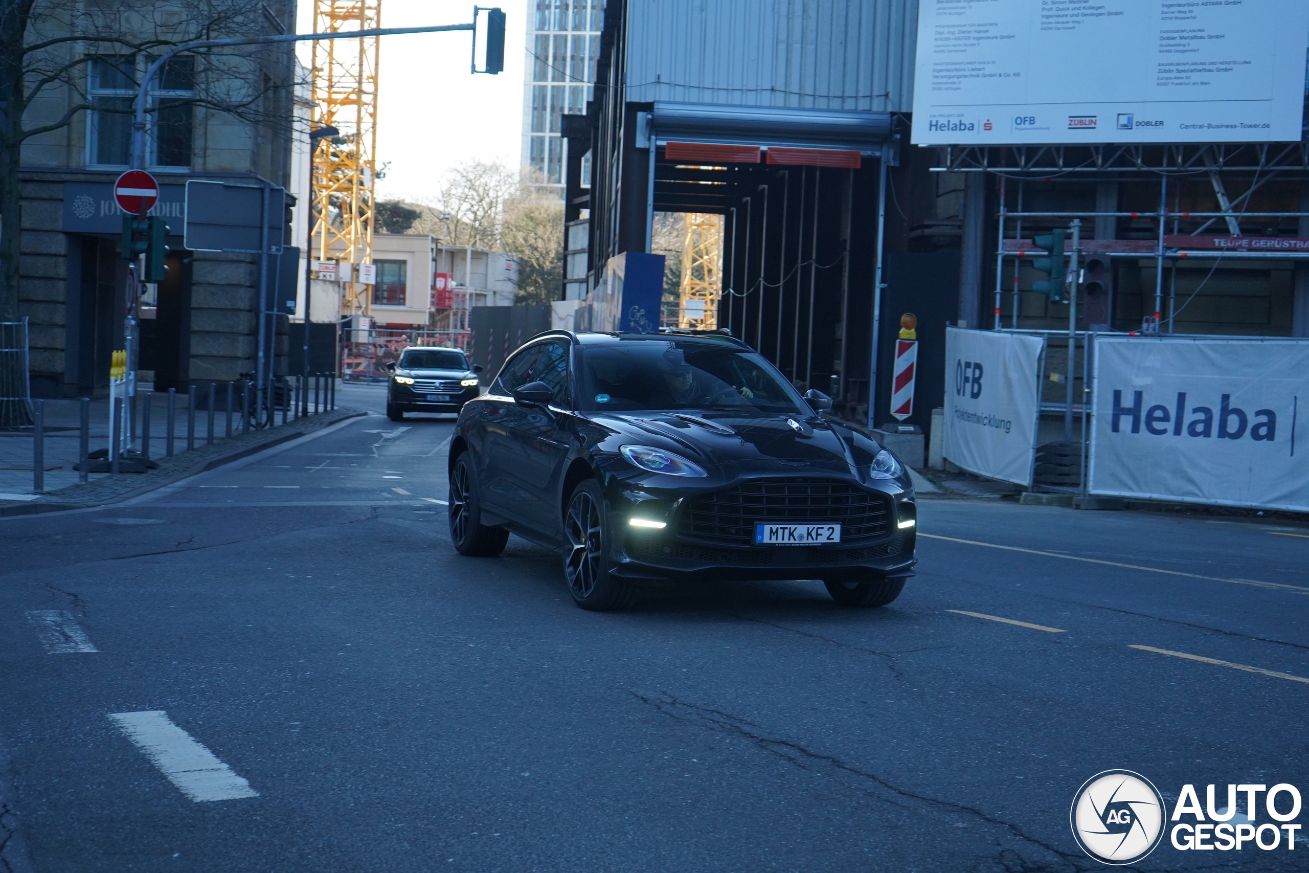 Aston Martin DBX707
