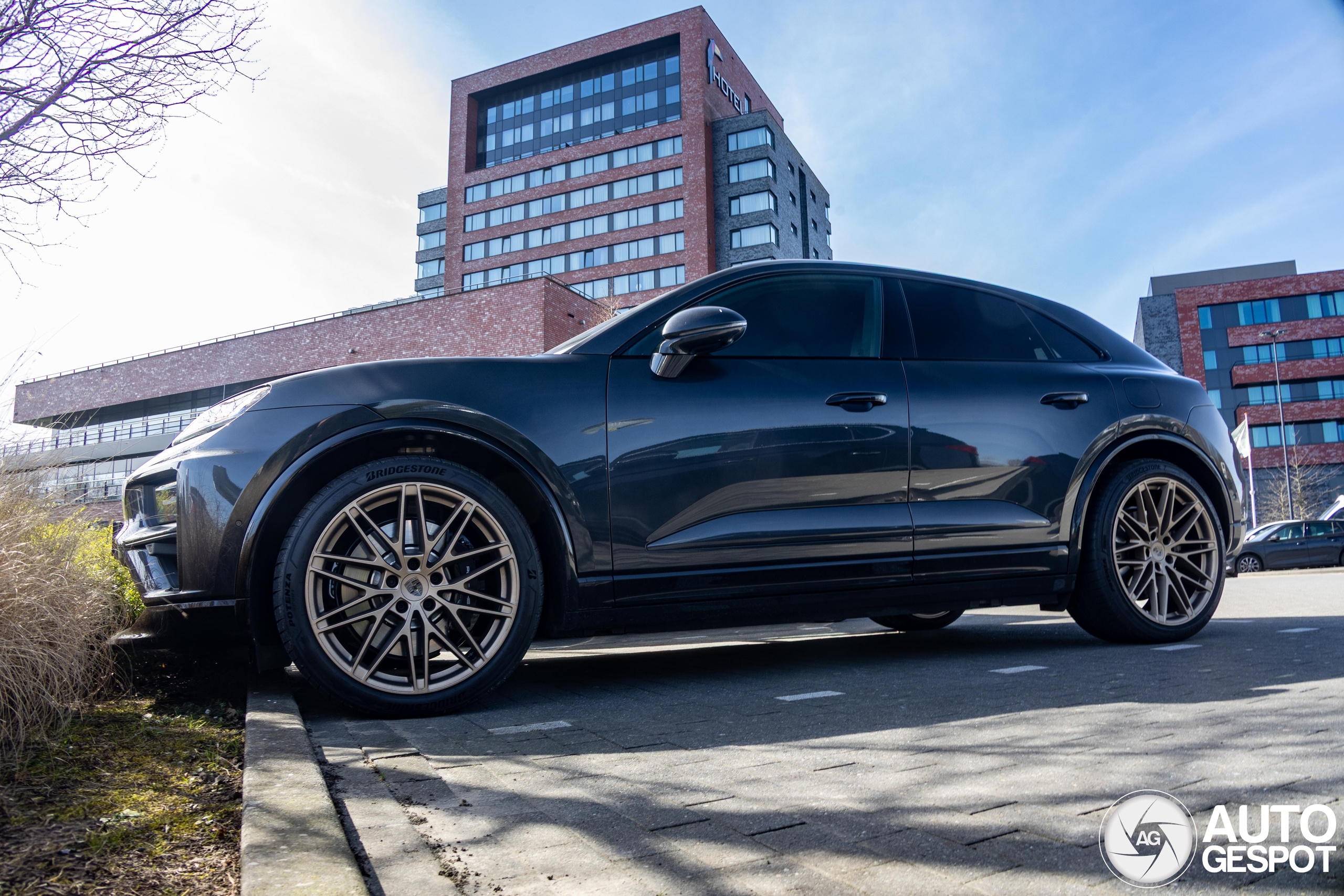 Porsche Macan EV Turbo