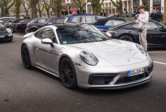 Porsche 992 Carrera 4 GTS