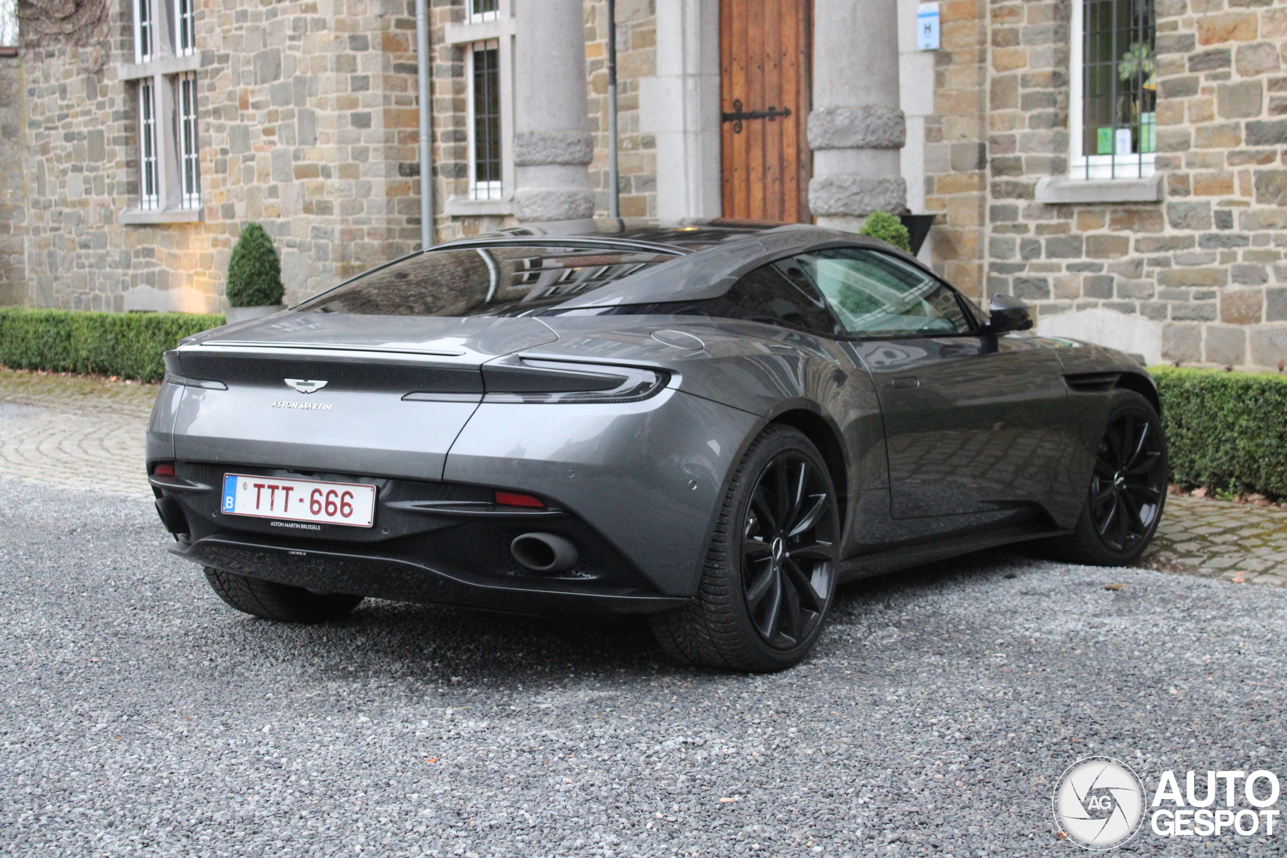 Aston Martin DB11