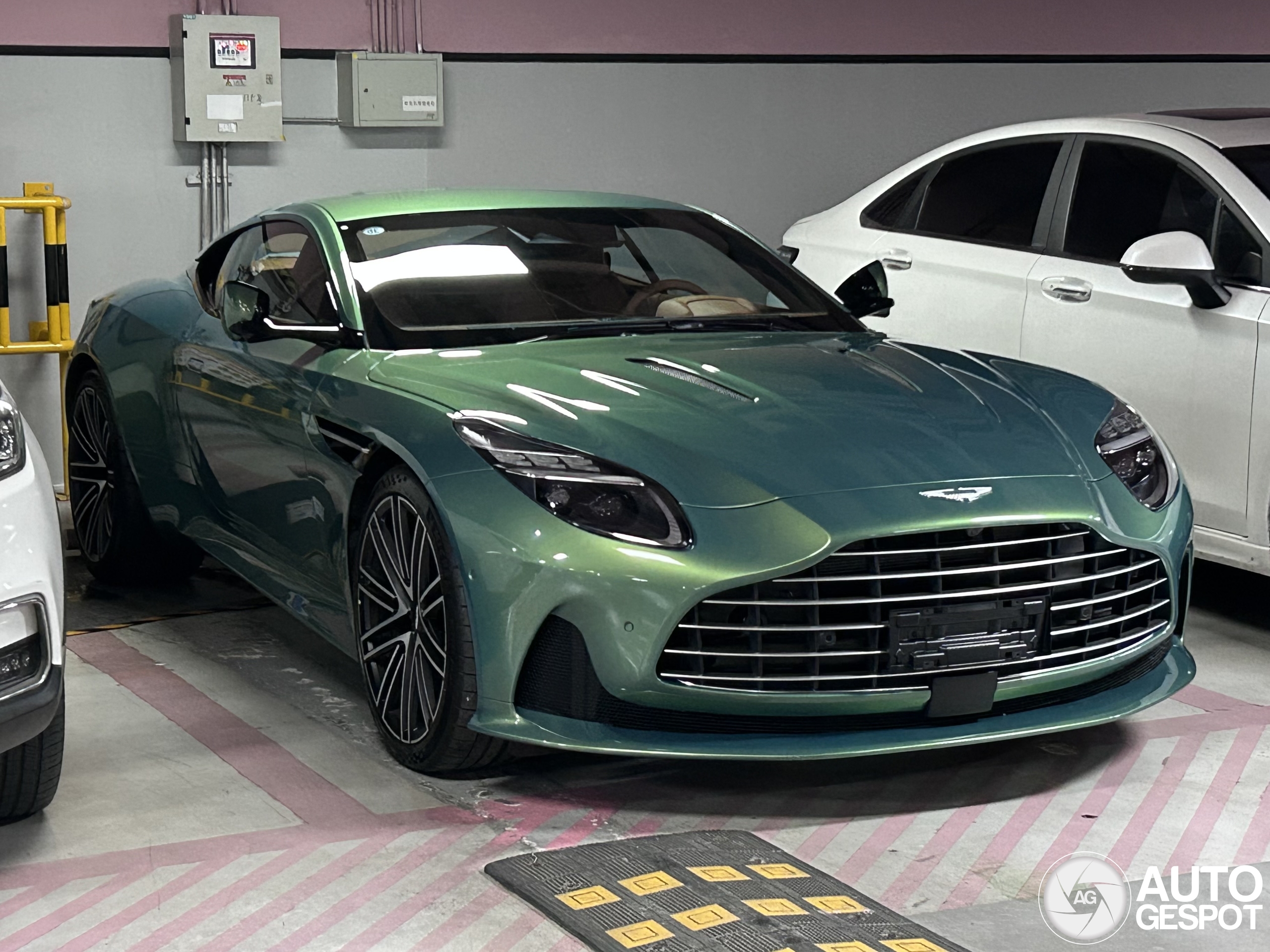 Aston Martin DB12