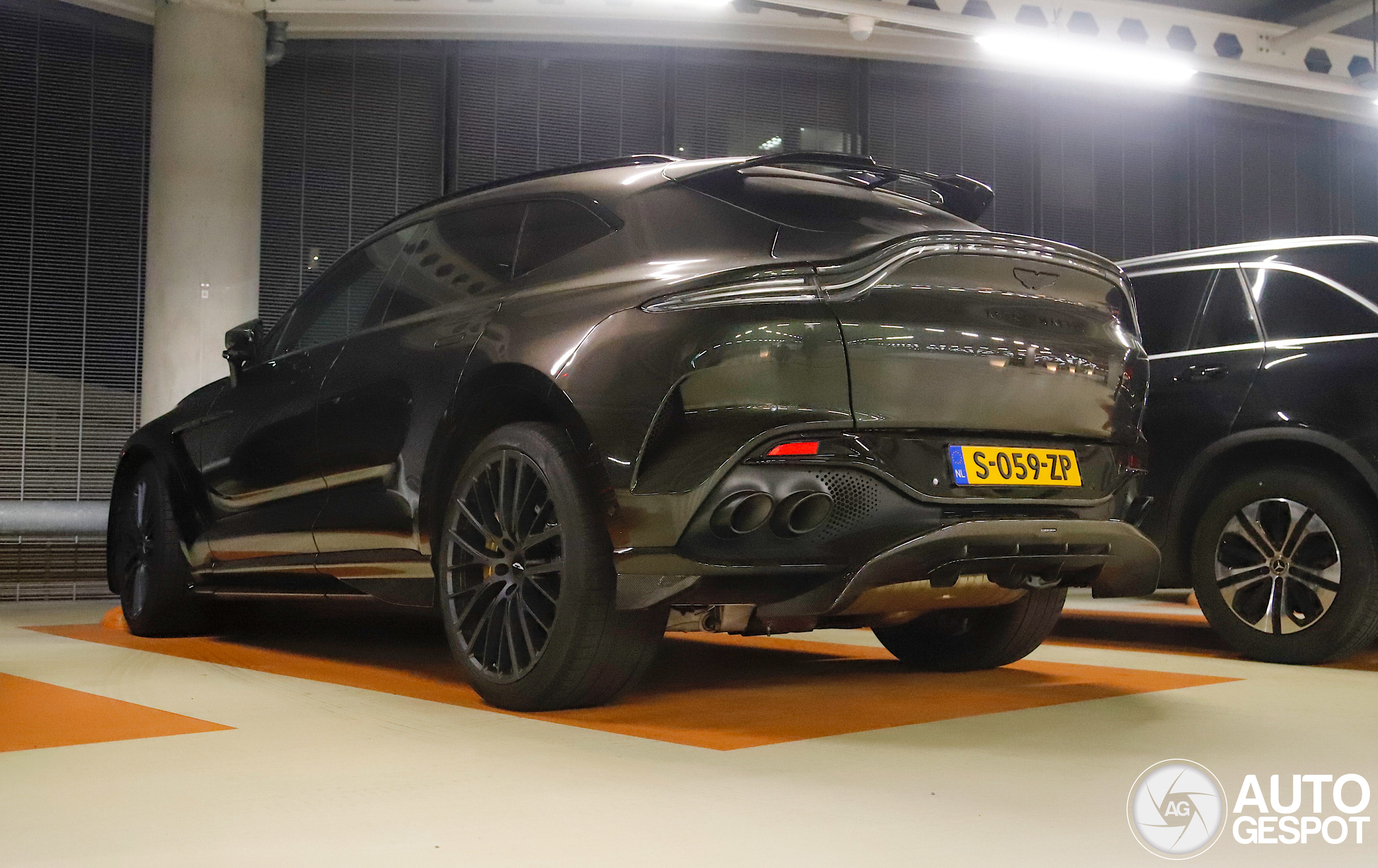 Aston Martin DBX707
