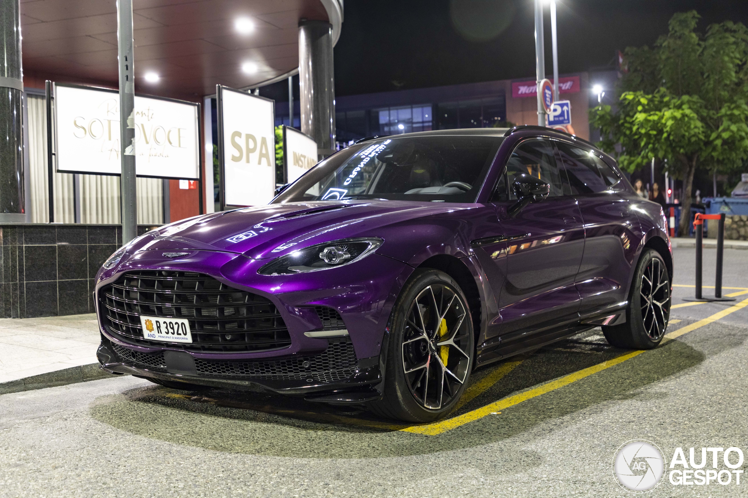 Aston Martin DBX707