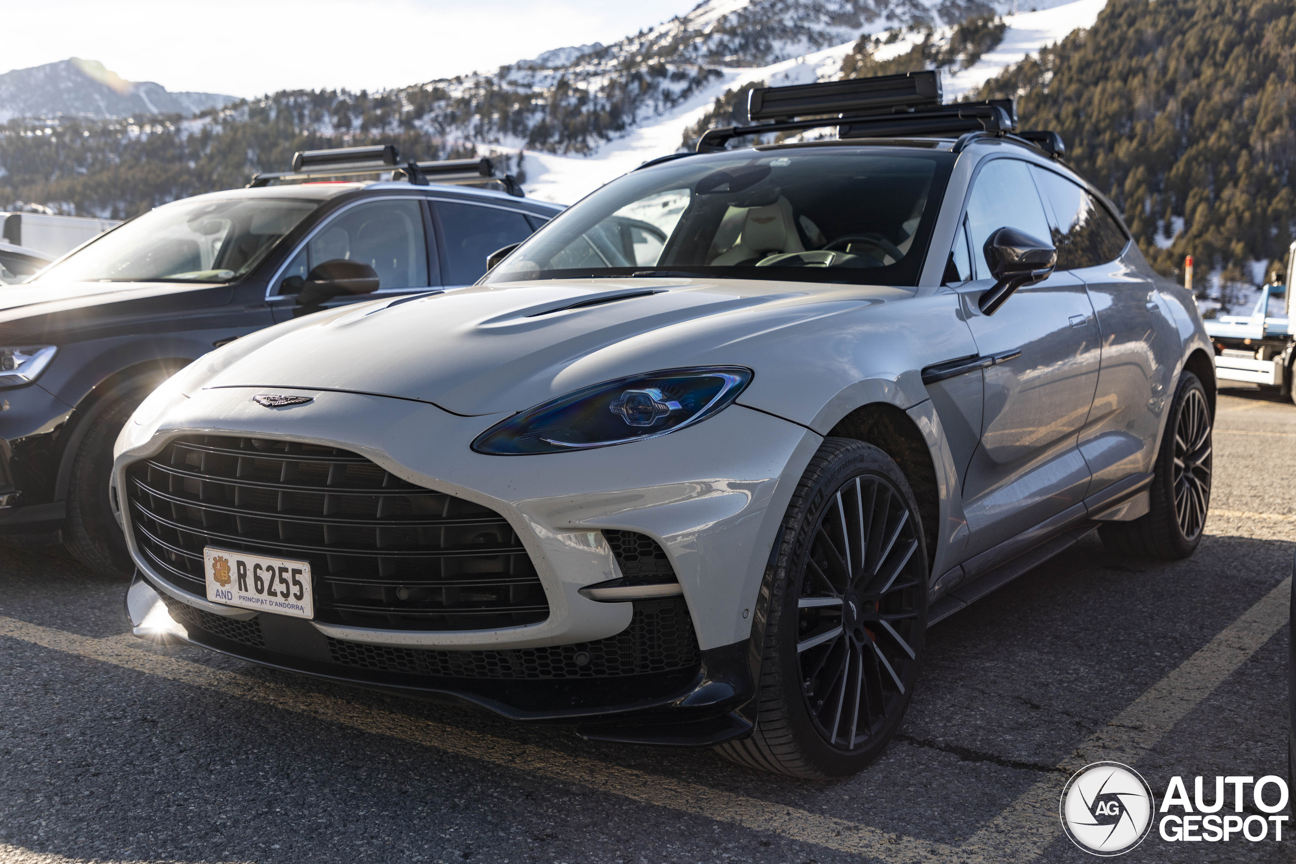 Aston Martin DBX707