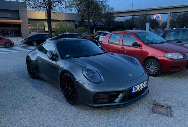 Porsche 992 Carrera 4 GTS