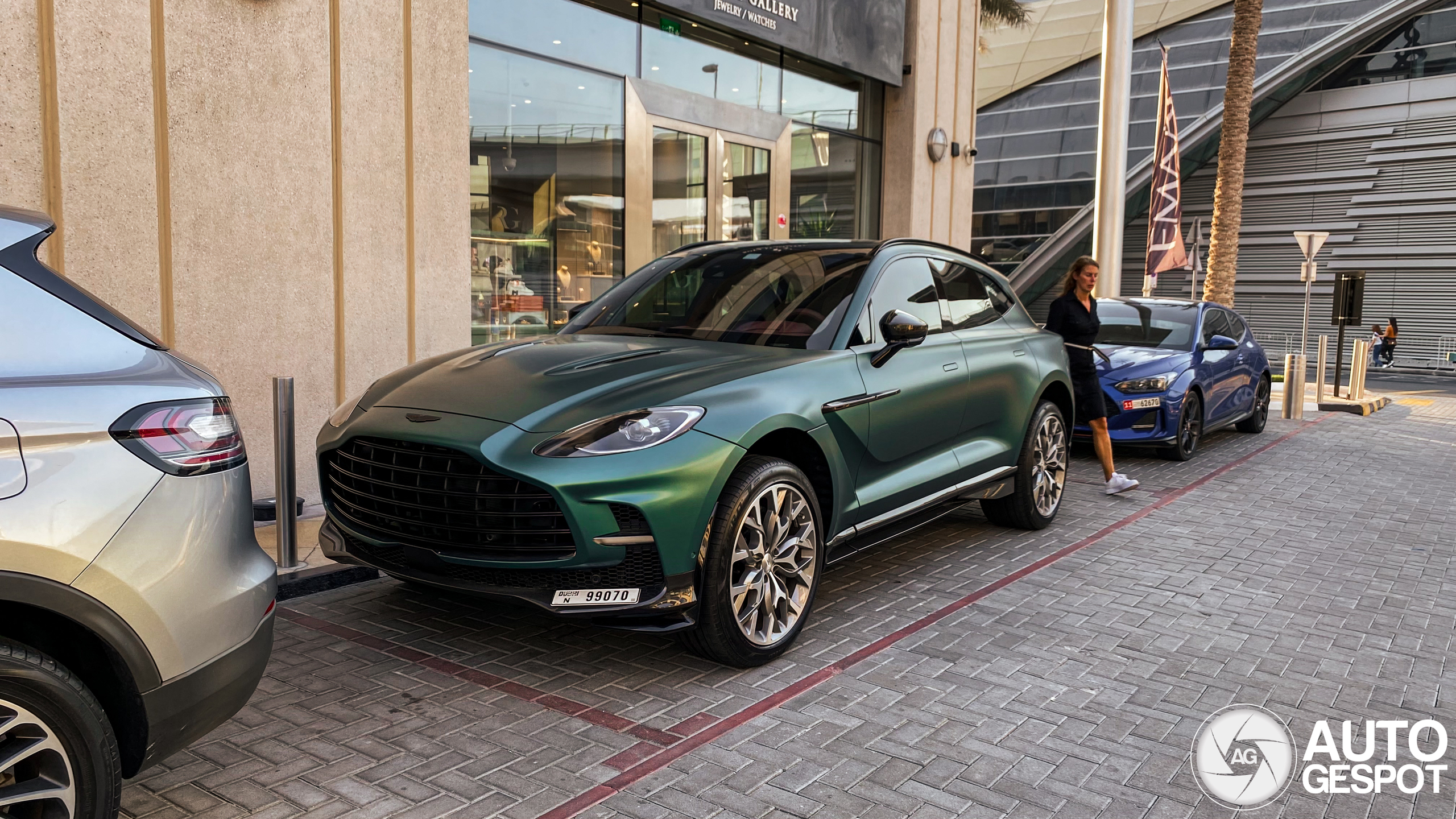 Aston Martin DBX707