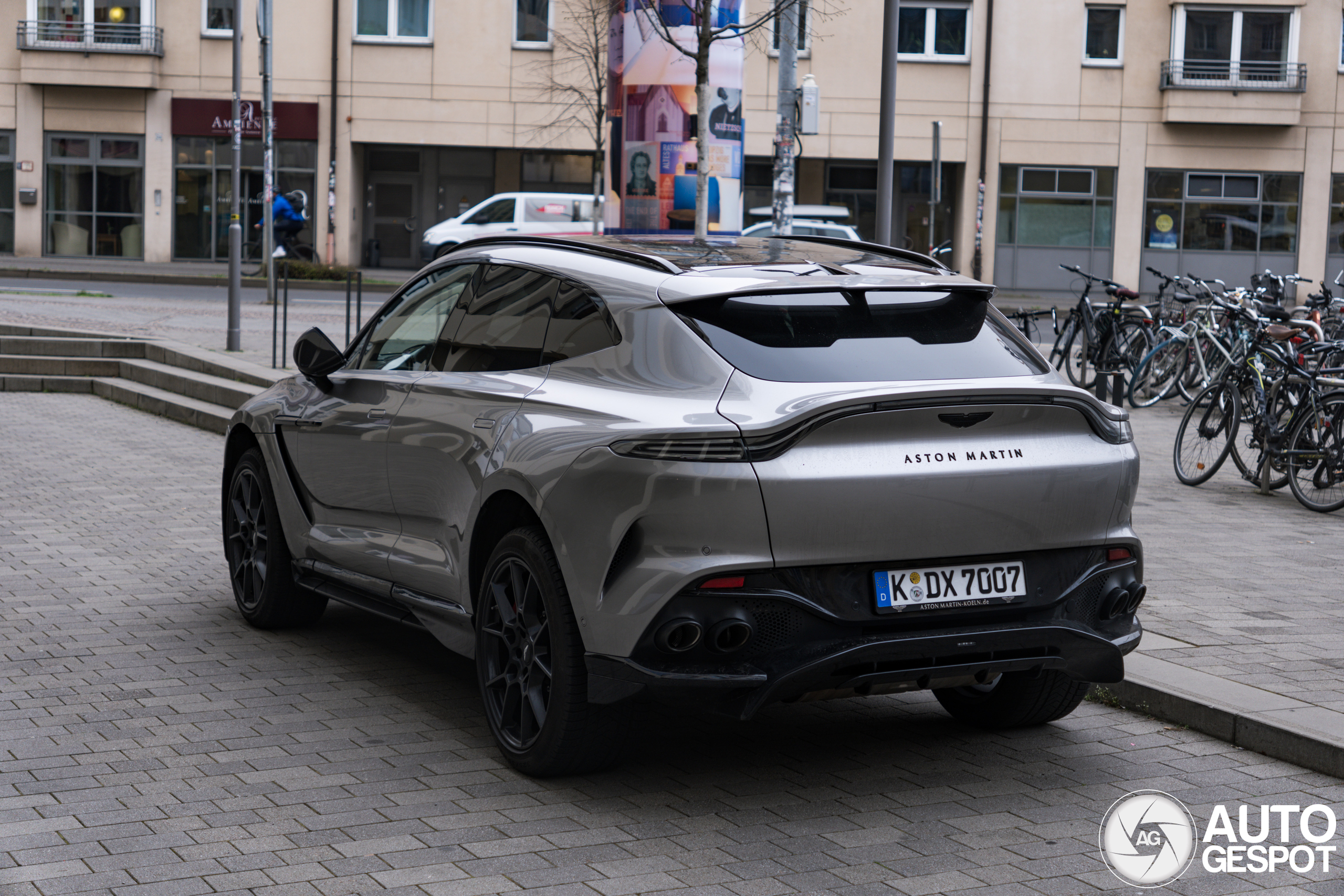 Aston Martin DBX707